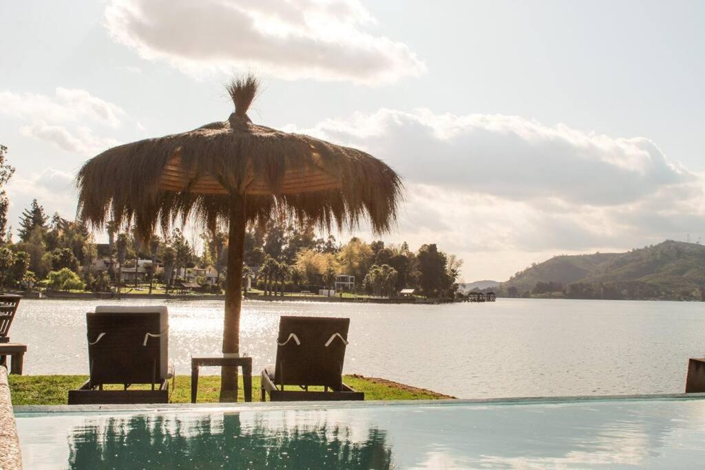 Lodge frente al lago con tina caliente privada