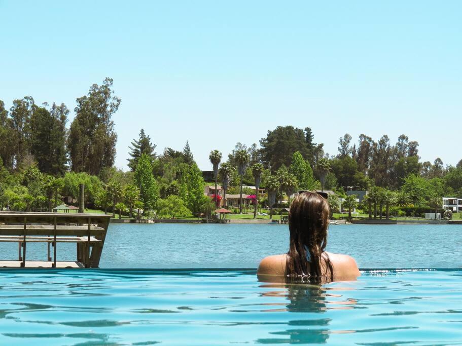 Lodge frente al lago con tina caliente privada