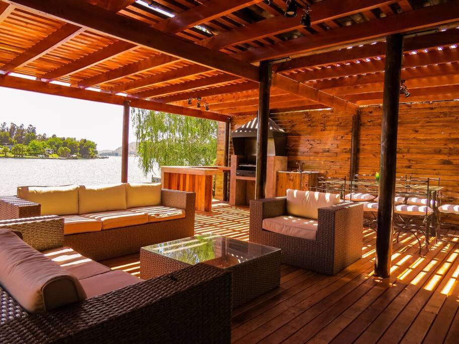 Lodge frente al lago con tina caliente privada