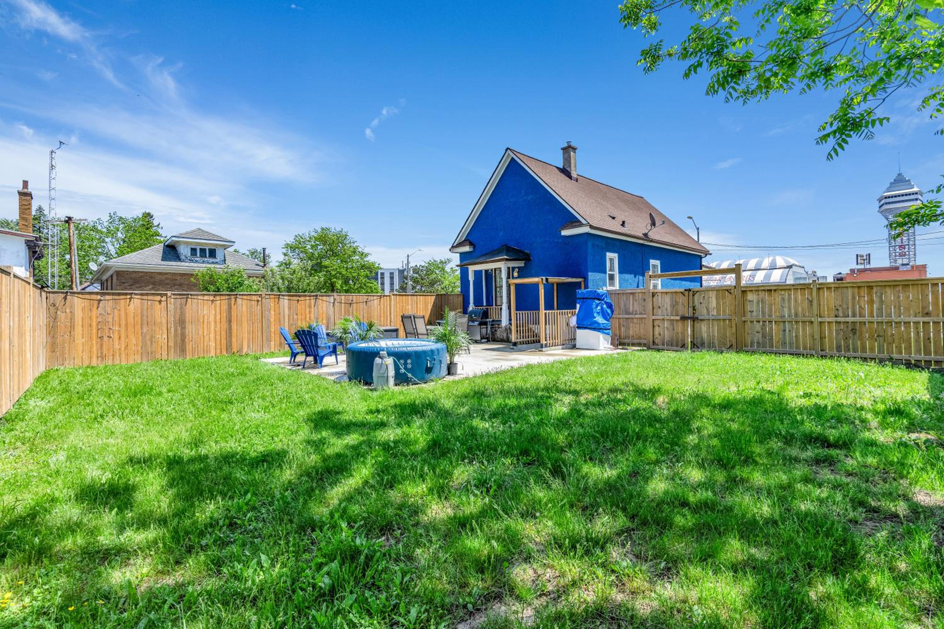 Blue Home Closest to the Falls with 6 Car Parking