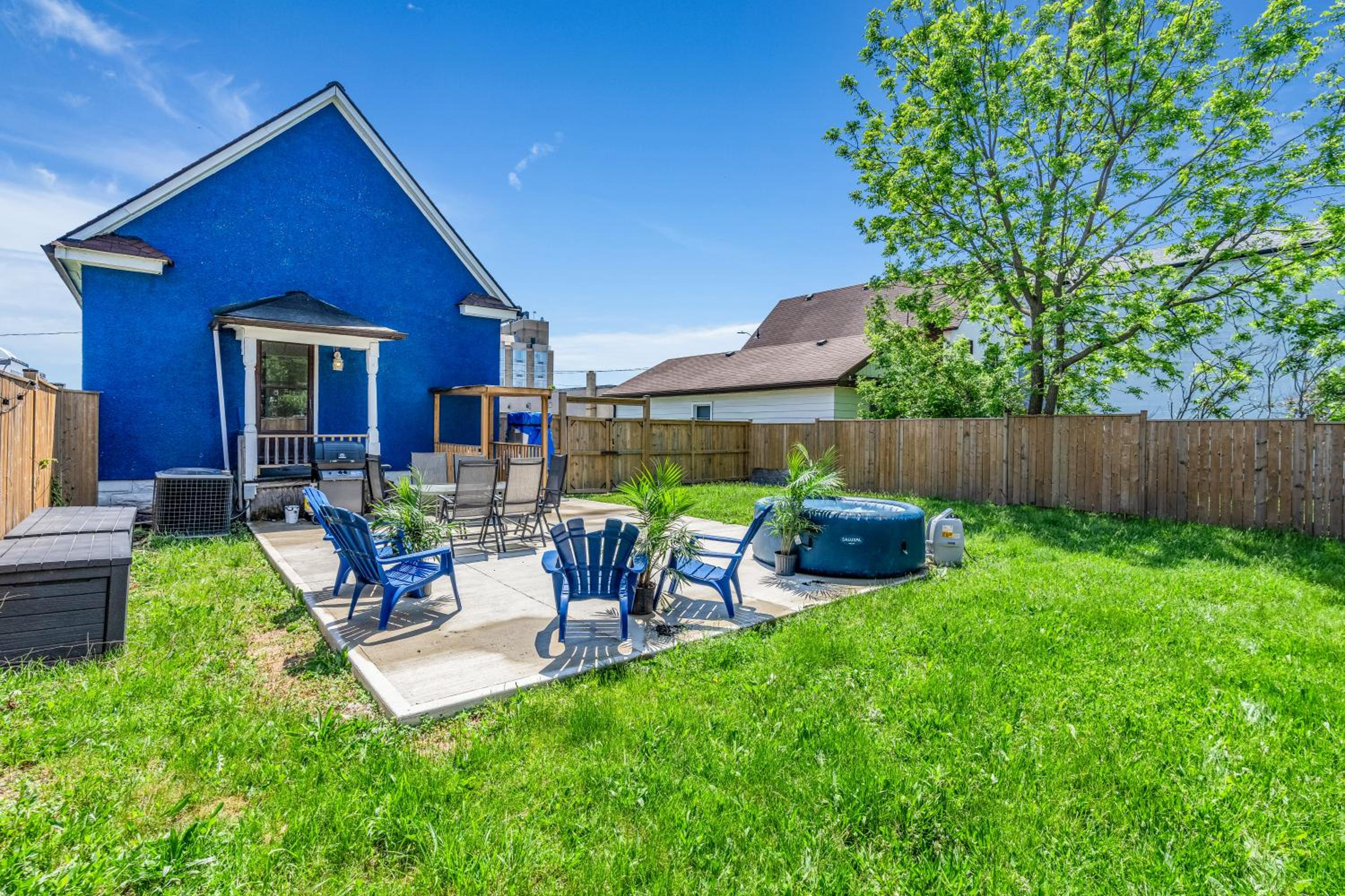 Blue Home Closest to the Falls with 6 Car Parking
