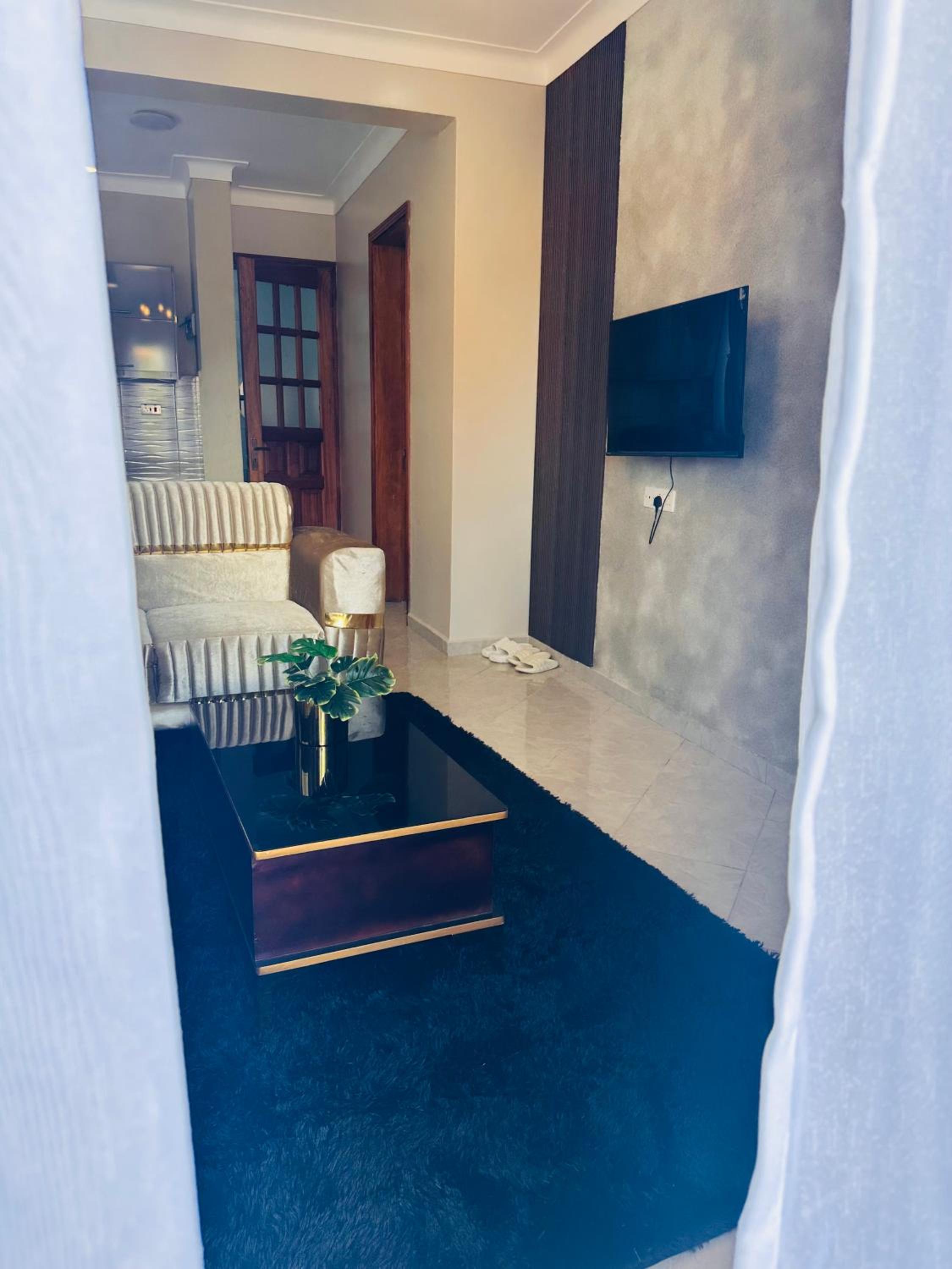 Veros cozy place Munyonyo view 3