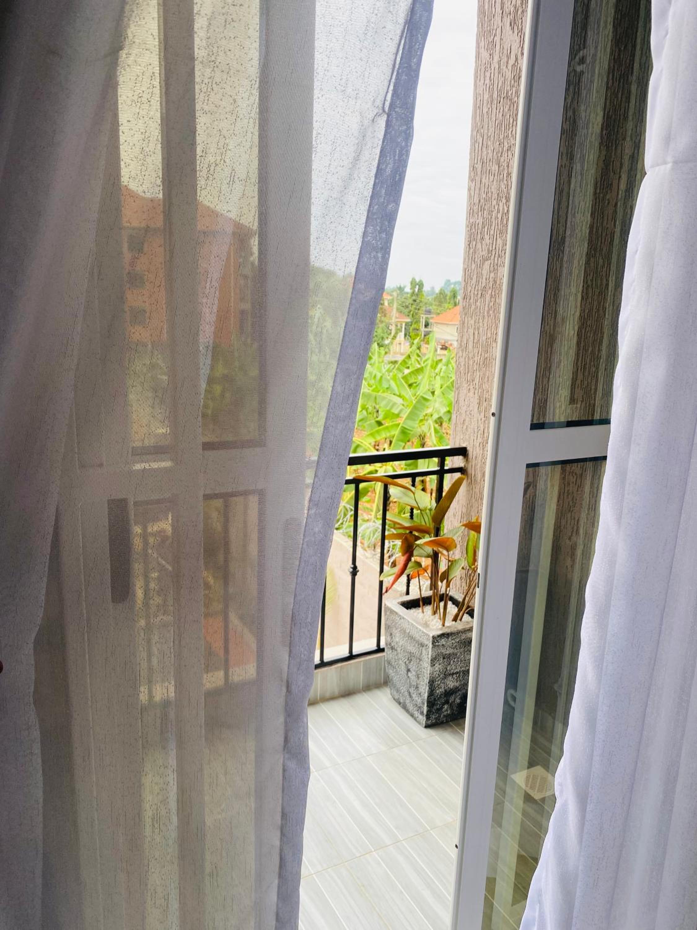 Veros cozy place Munyonyo view 5