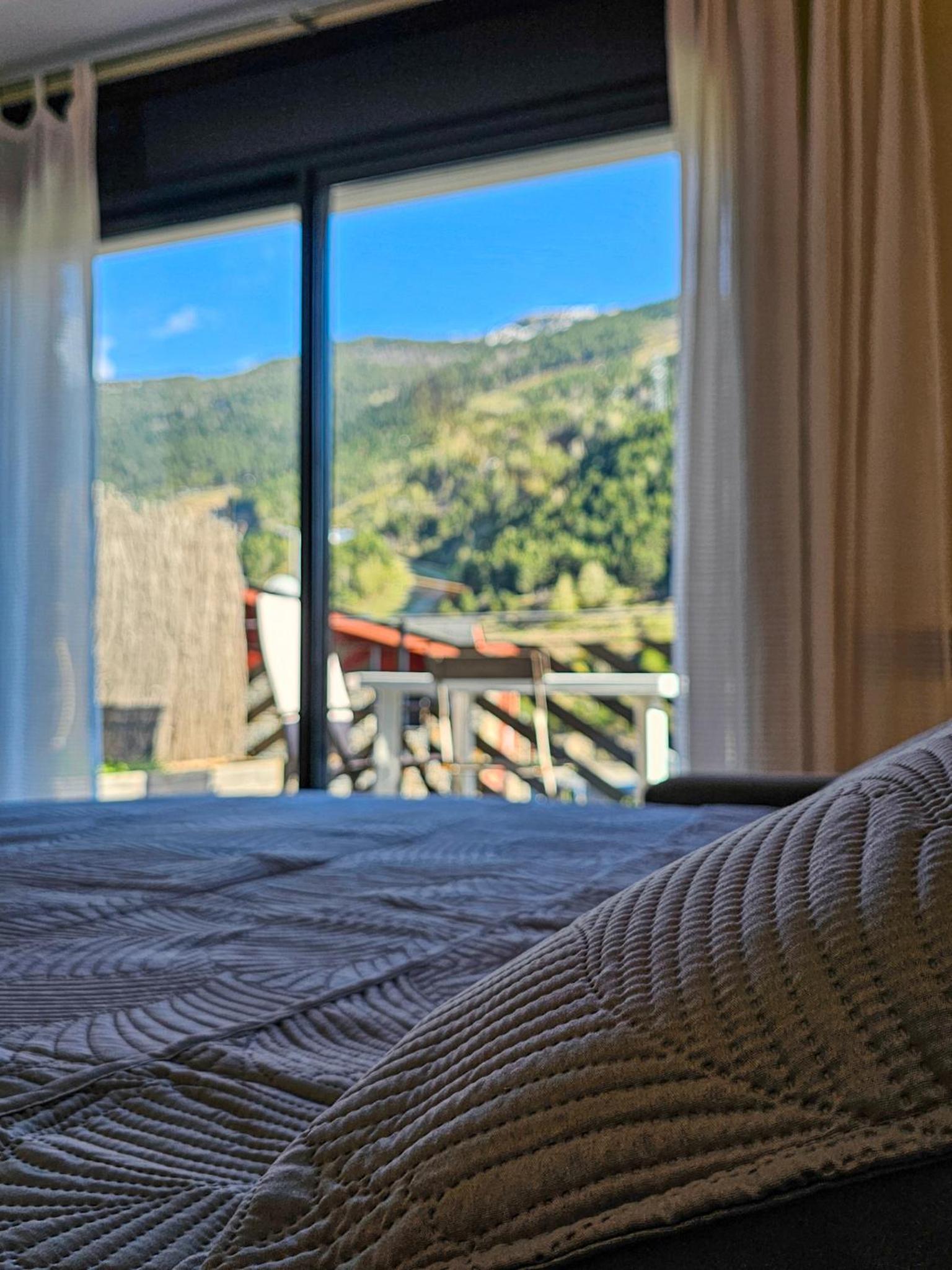 Genciana, views to the mountains HUT 5248