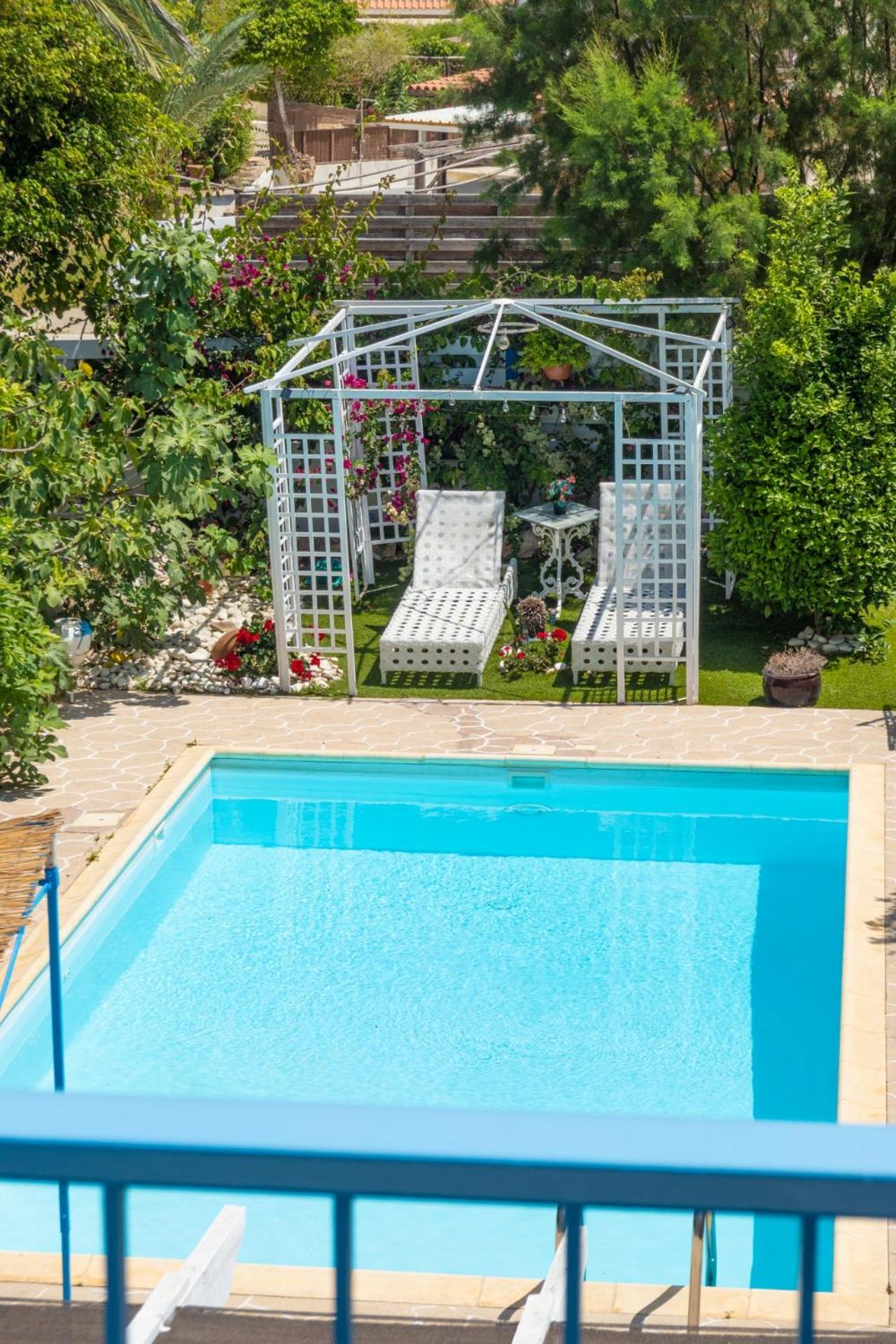 Greek Island Style 2 bedroom Villa with Pool next to the Sea