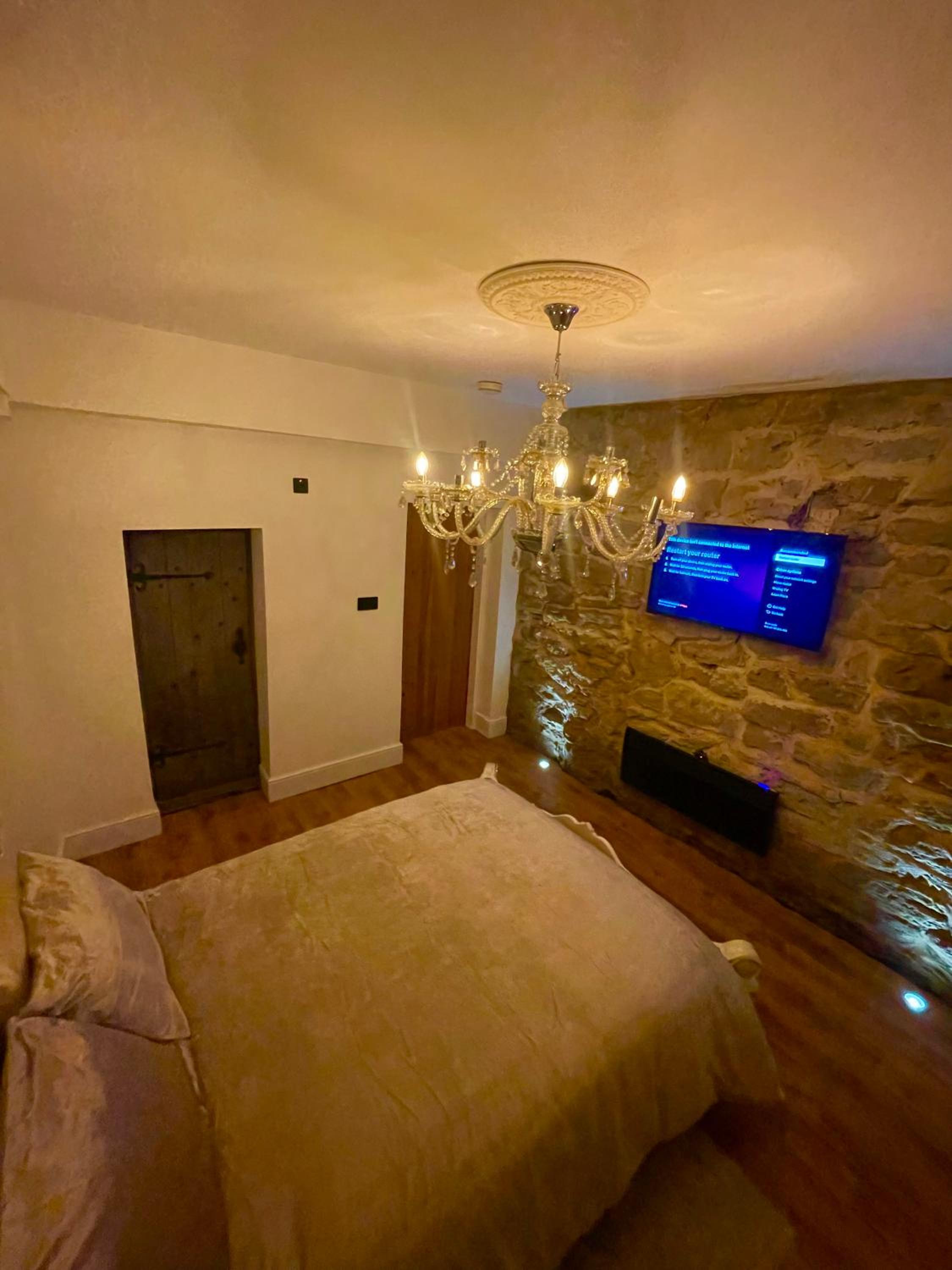 Rooftop One-Bedroom Apartment Near East Midlands Airport