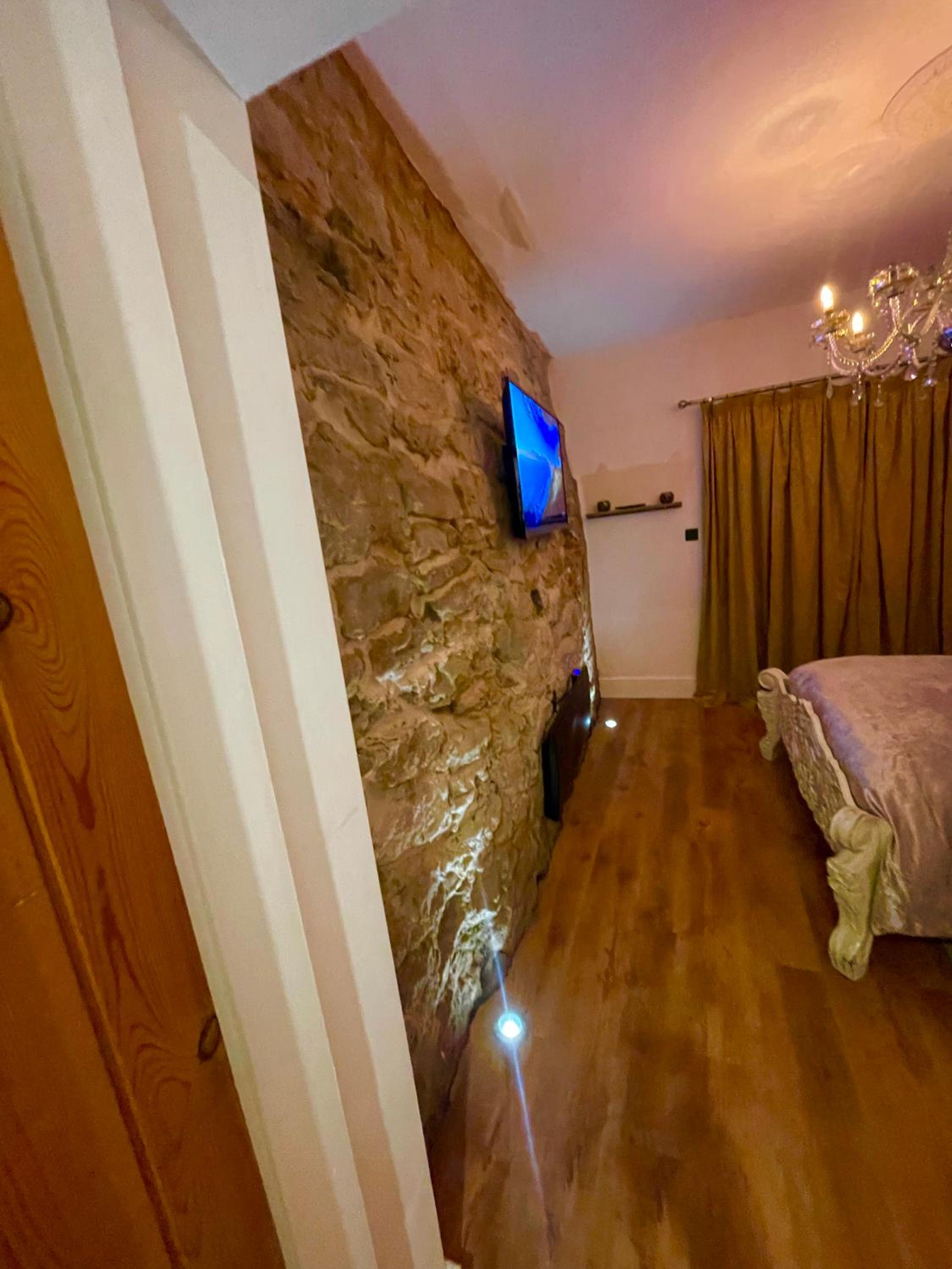 Rooftop One-Bedroom Apartment Near East Midlands Airport