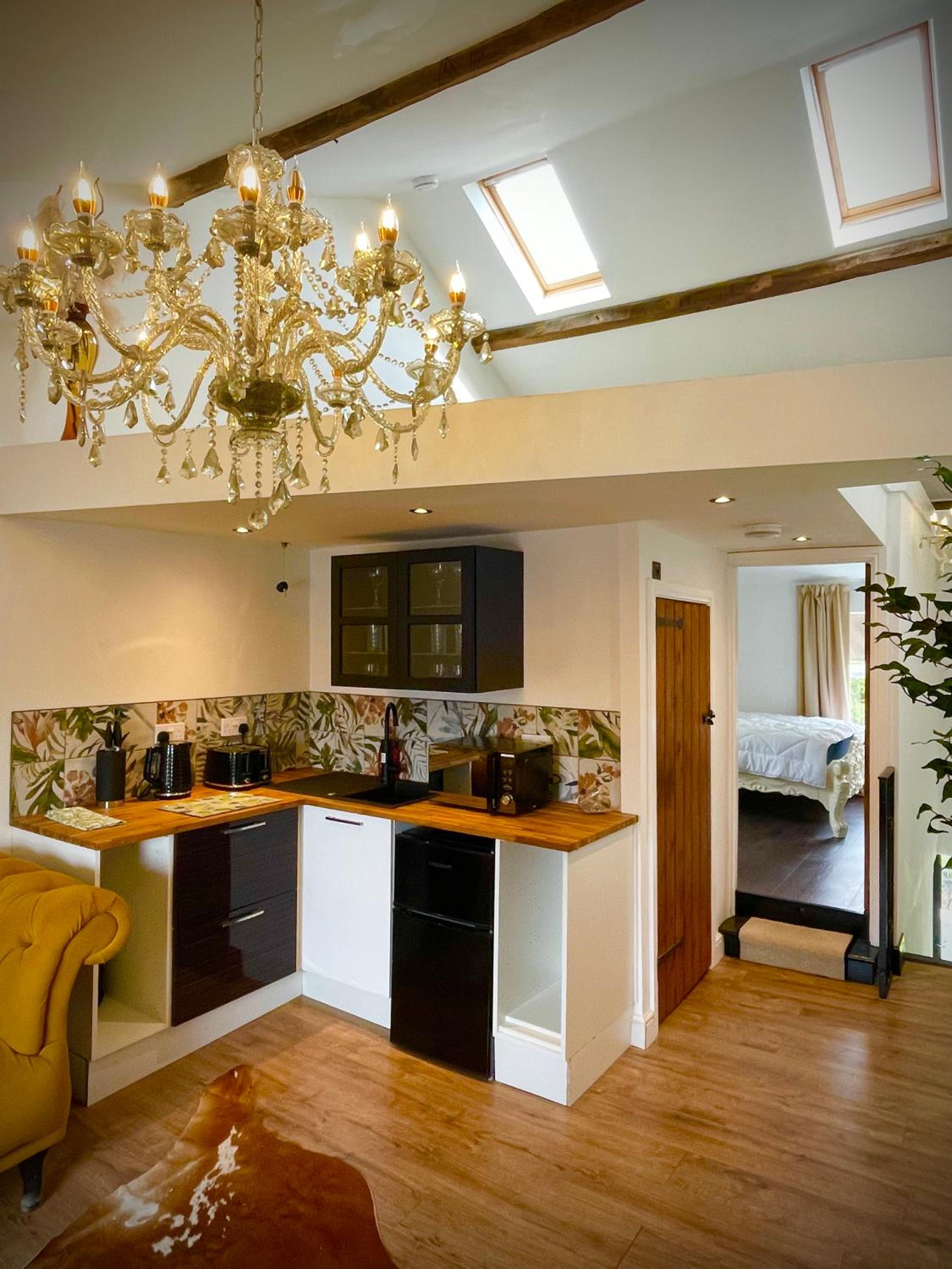 Rooftop One-Bedroom Apartment Near East Midlands Airport