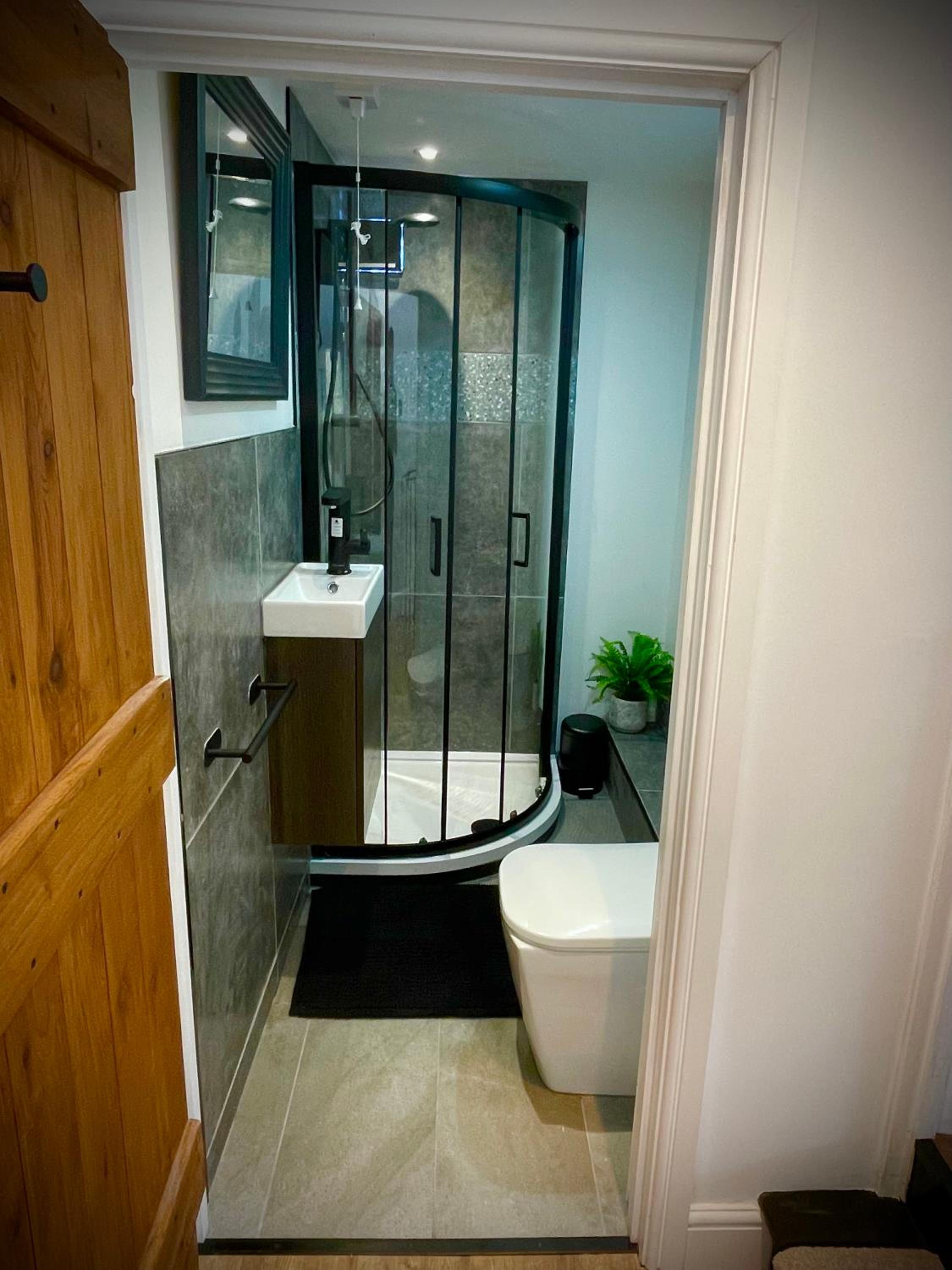 Rooftop One-Bedroom Apartment Near East Midlands Airport