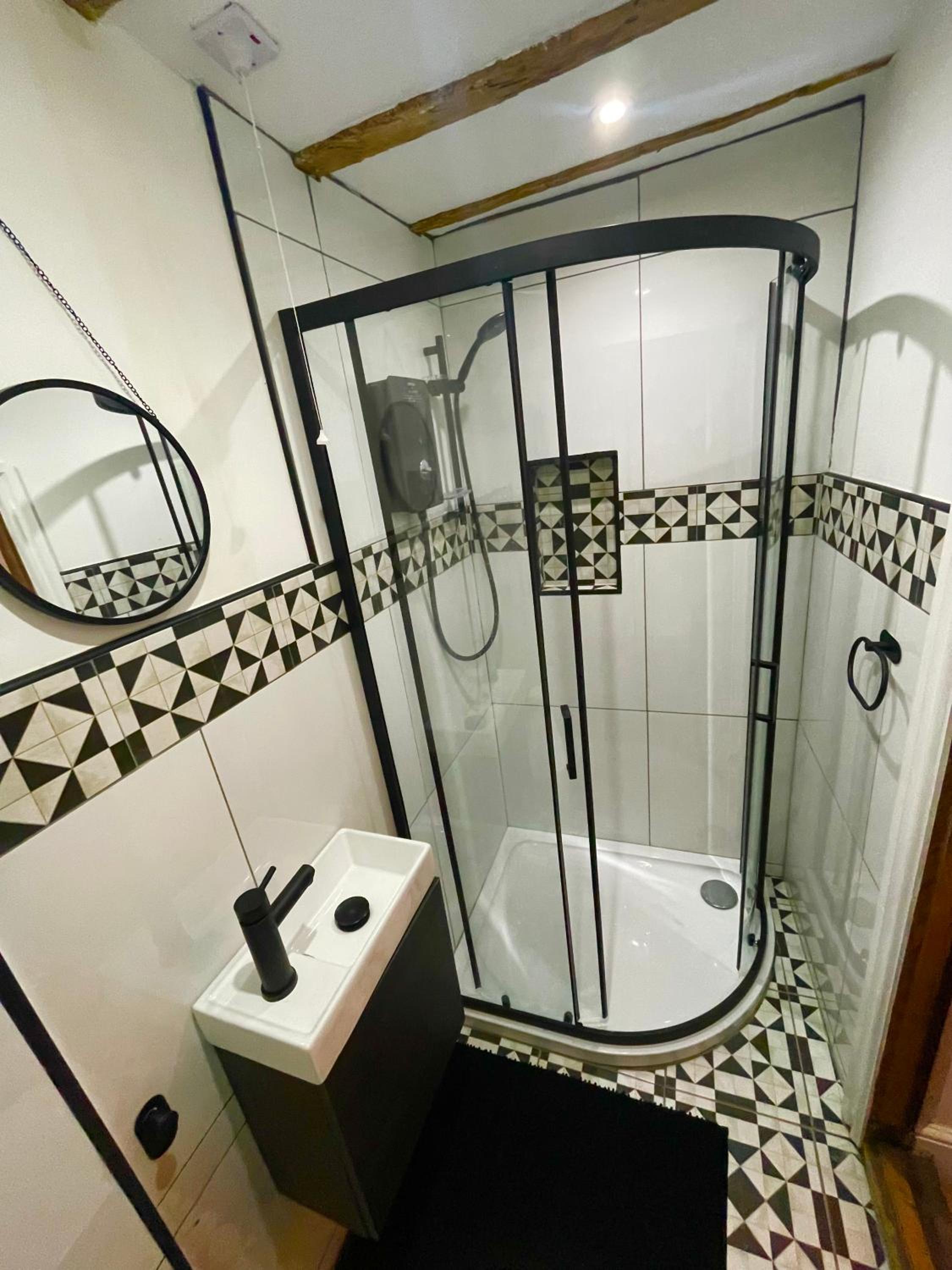 Rooftop One-Bedroom Apartment Near East Midlands Airport