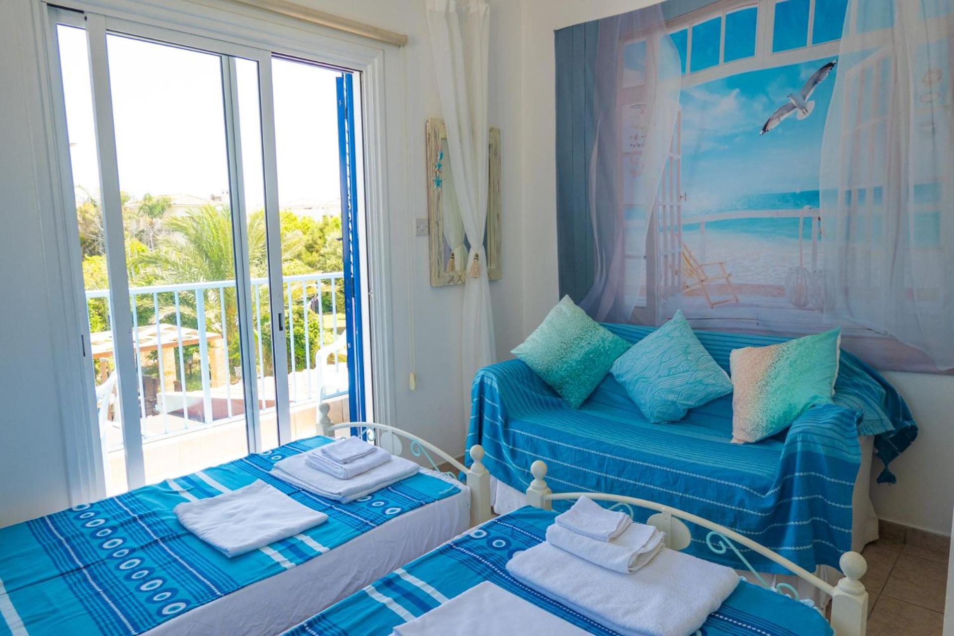 Greek Island Style 2 bedroom Villa with Pool next to the Sea