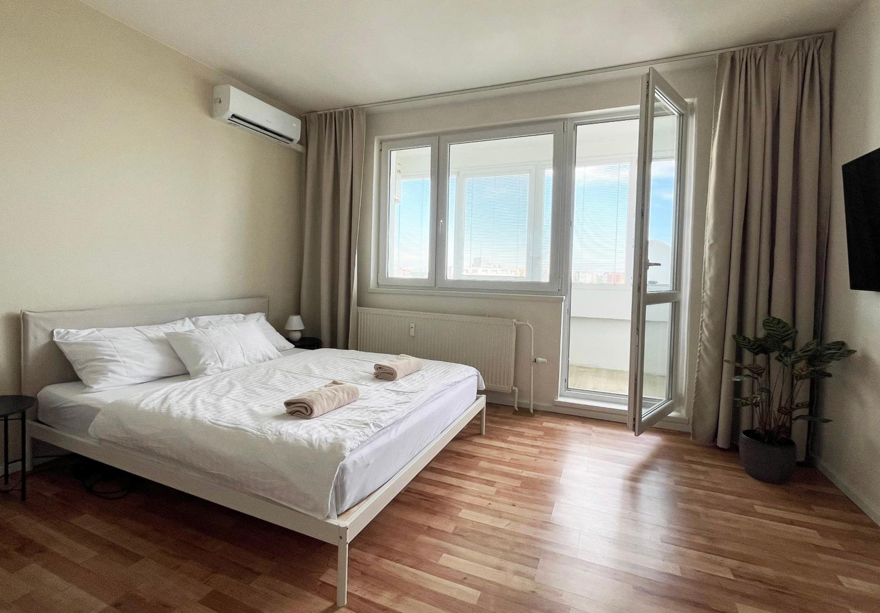 Air-Conditioned Studio, Close to City Centre & Tram Stop view 3
