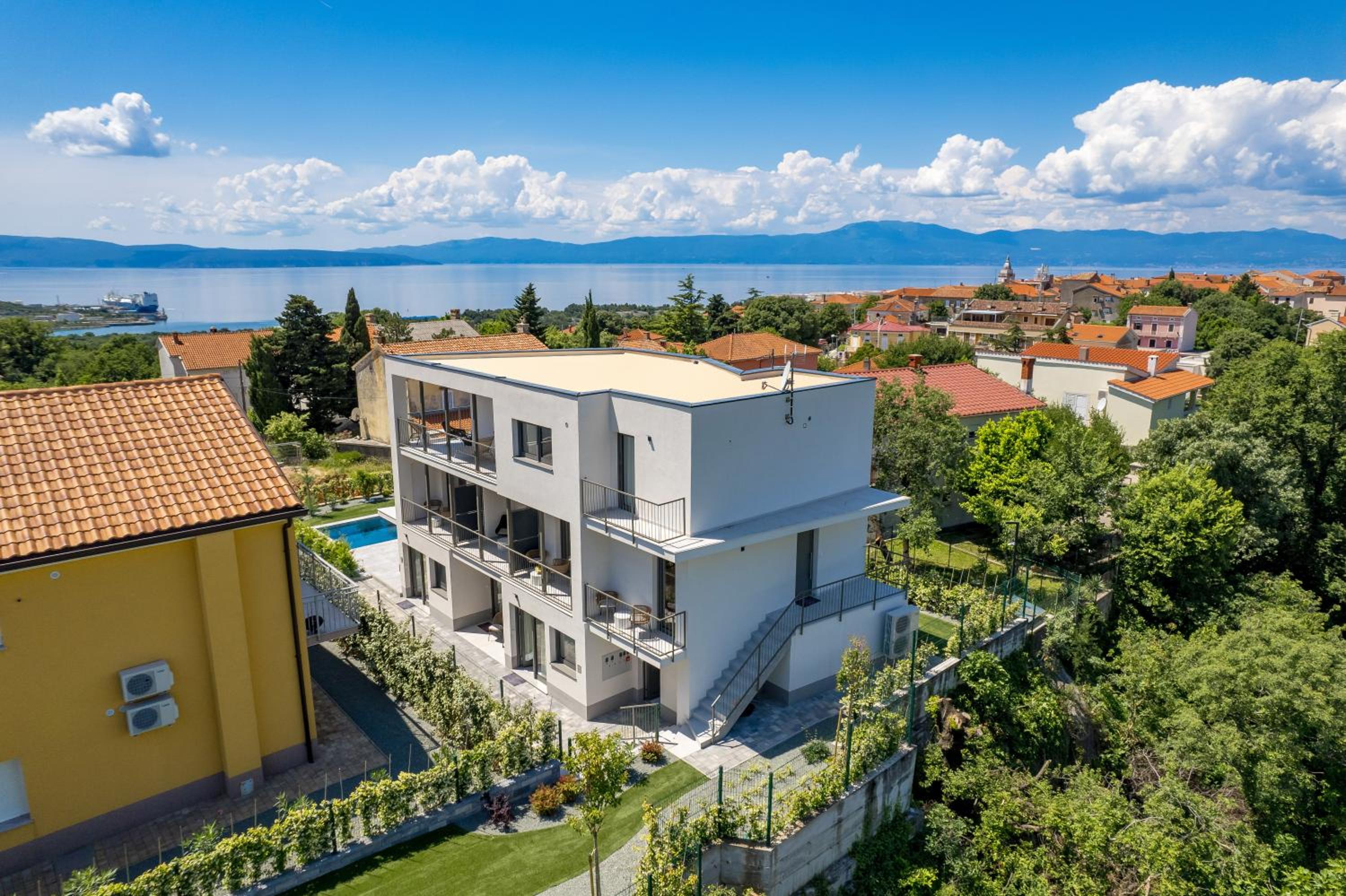 Apartmani Vila Mara M 4 heated pool and whirpool view 5