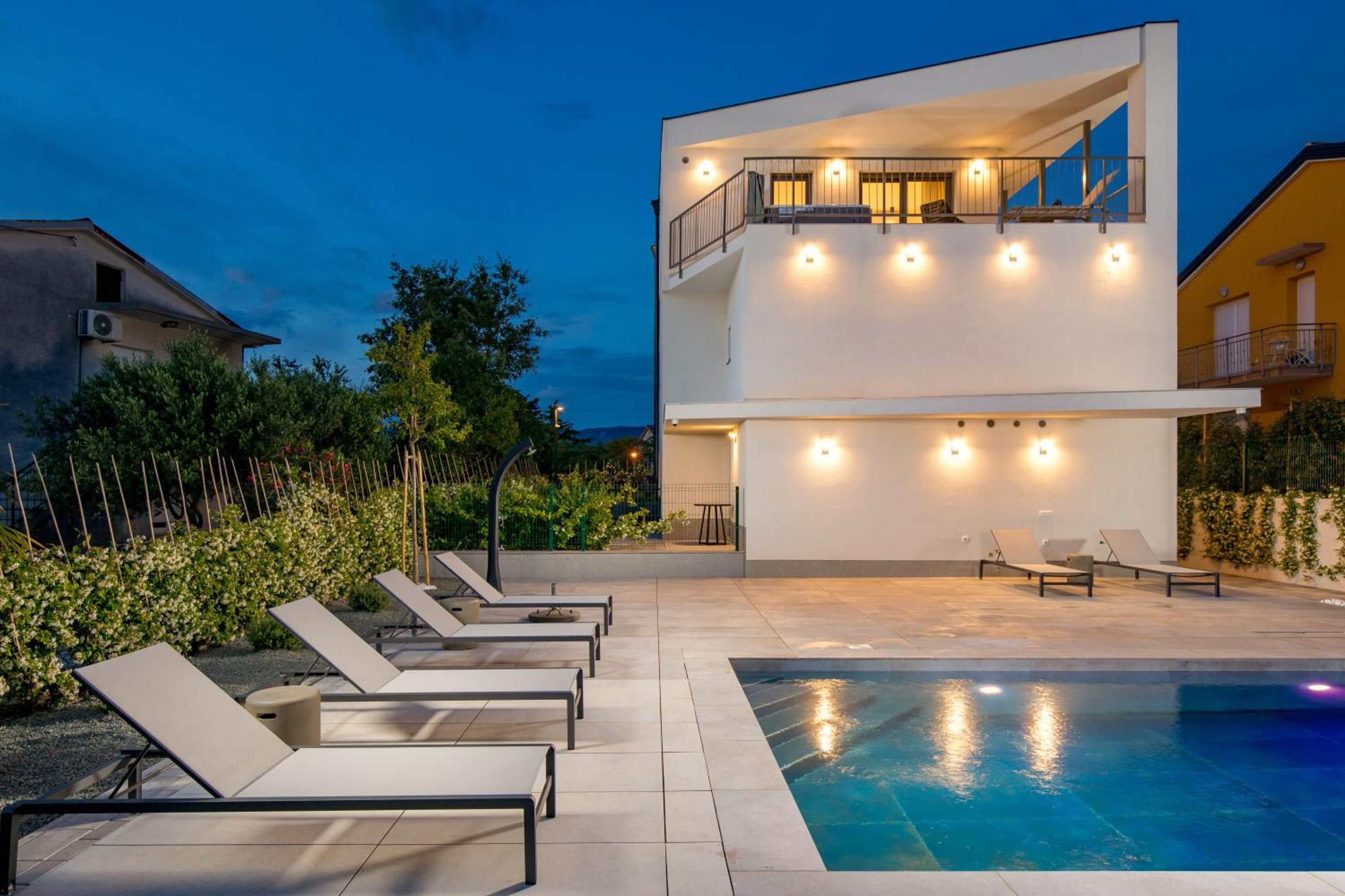 Apartmani Vila Mara M 4 heated pool and whirpool view 3