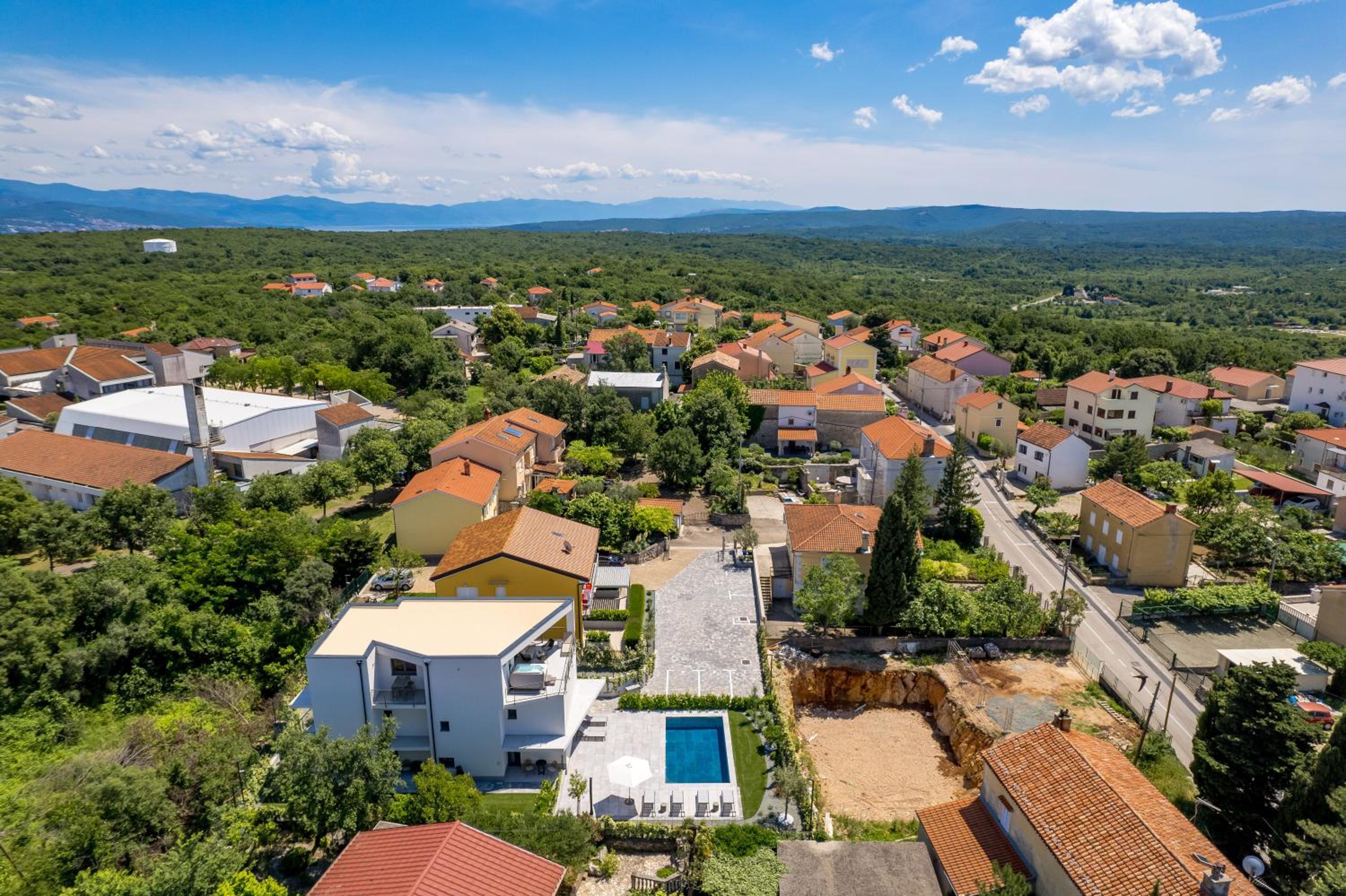 Apartmani Vila Mara M 4 heated pool and whirpool view 4