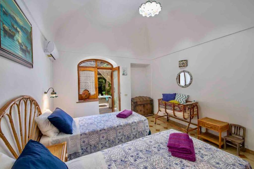 Monicas garden and the Sea photo 3