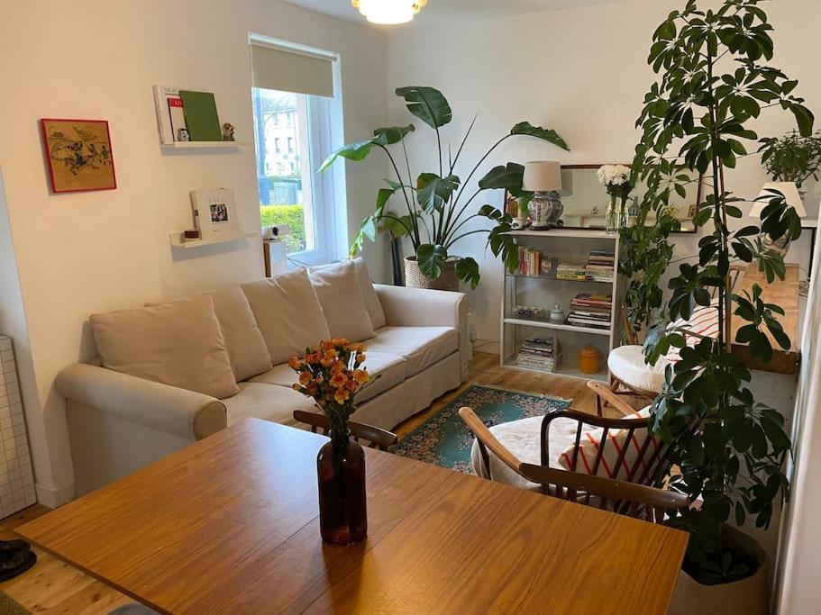 2 bed with garden near city centre & beach, free parking view 2