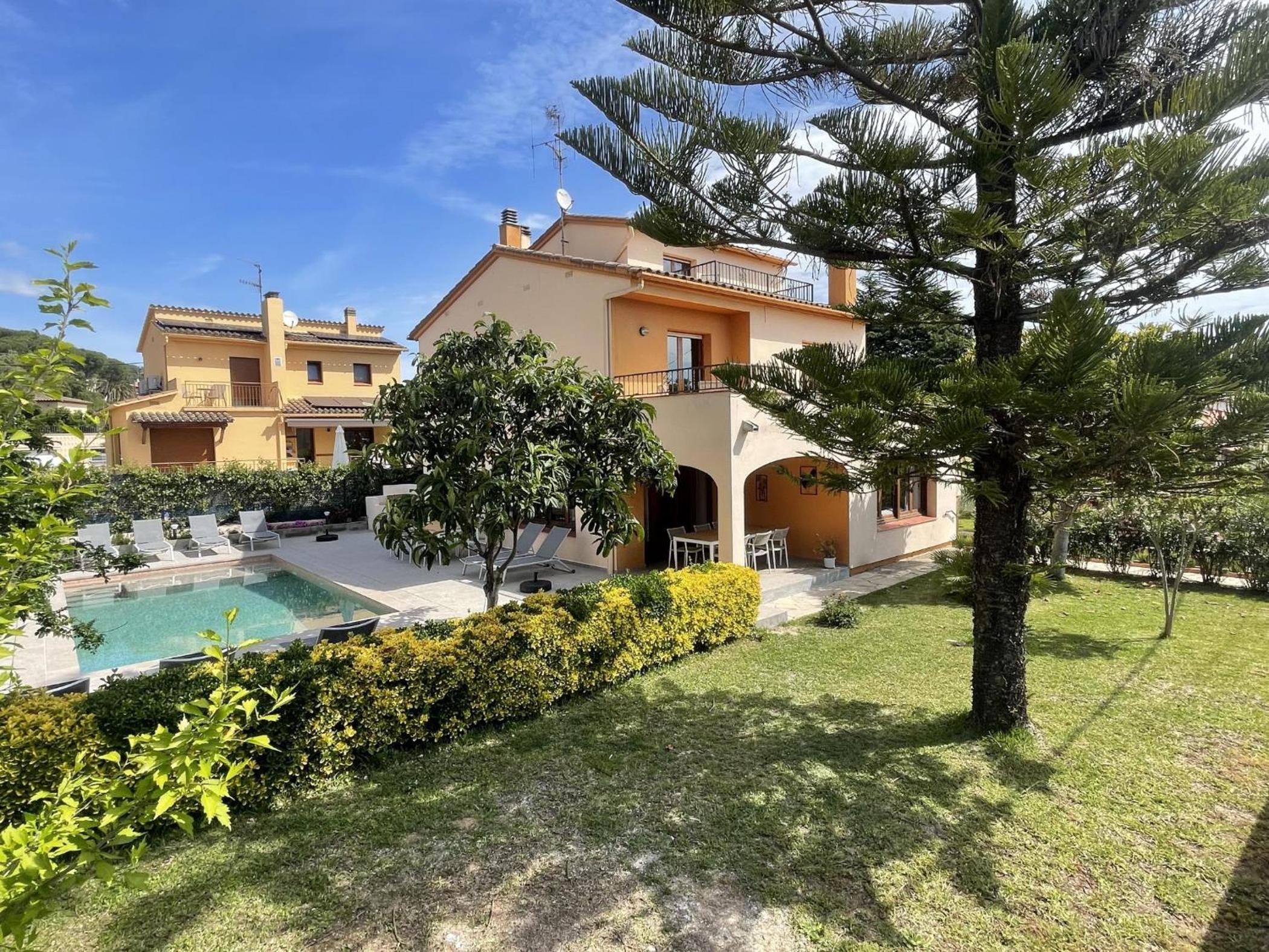 Casa Hermanos by Costabravaway