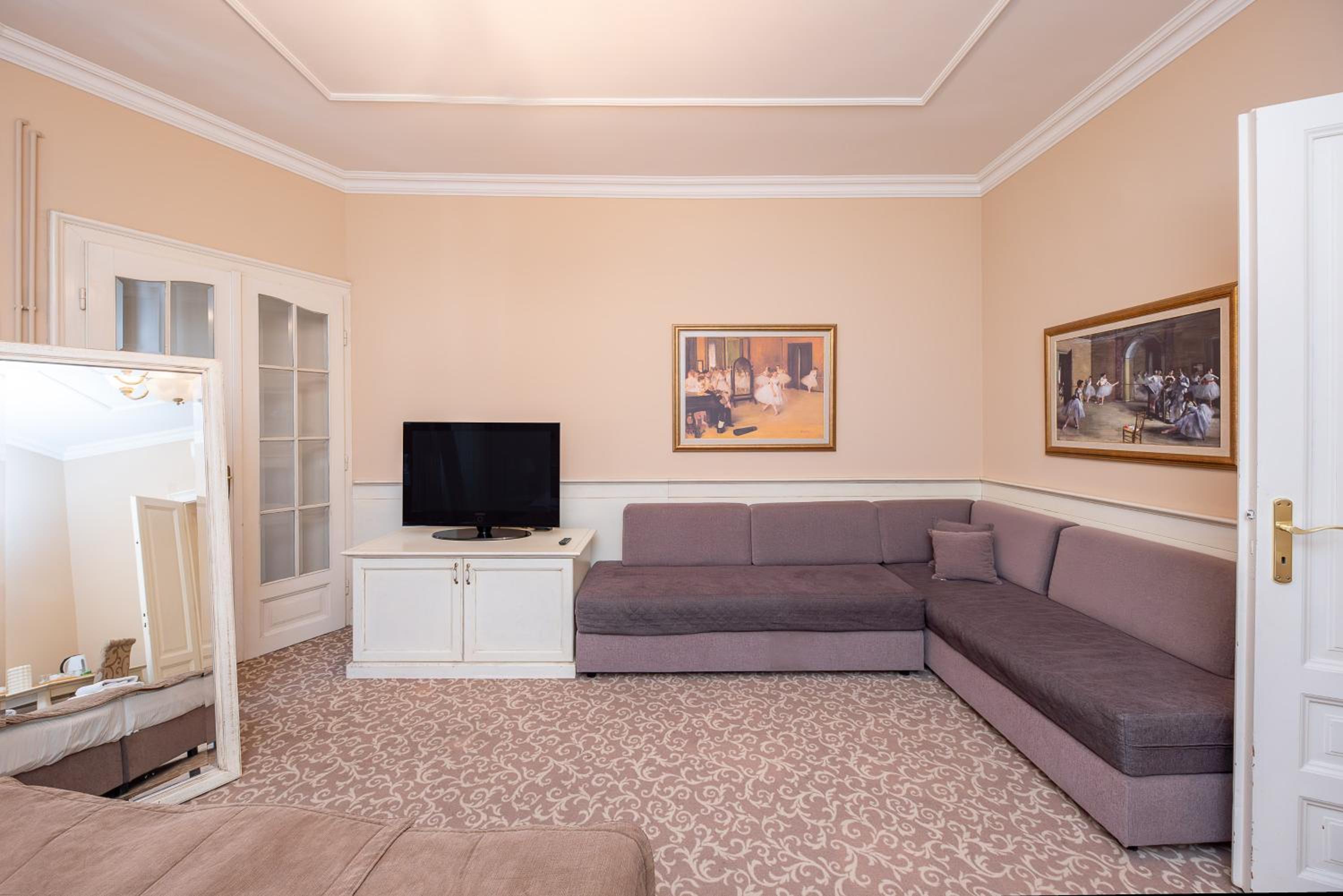Top Central Rooms view 3