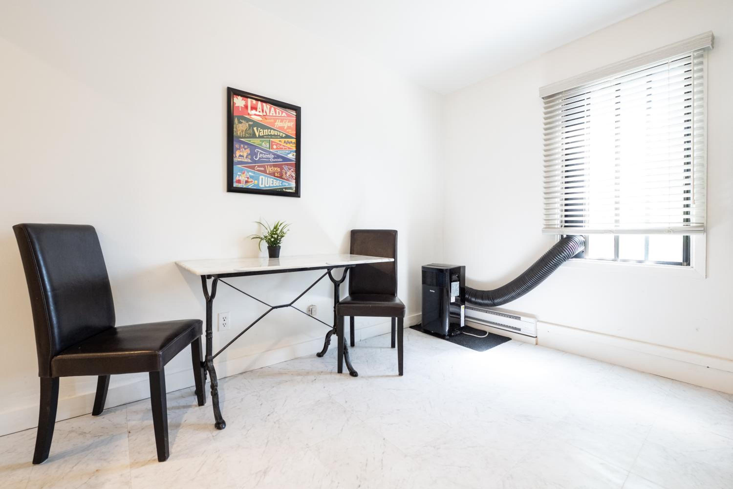 Rue Drolet 2-Bedroom Apartment
