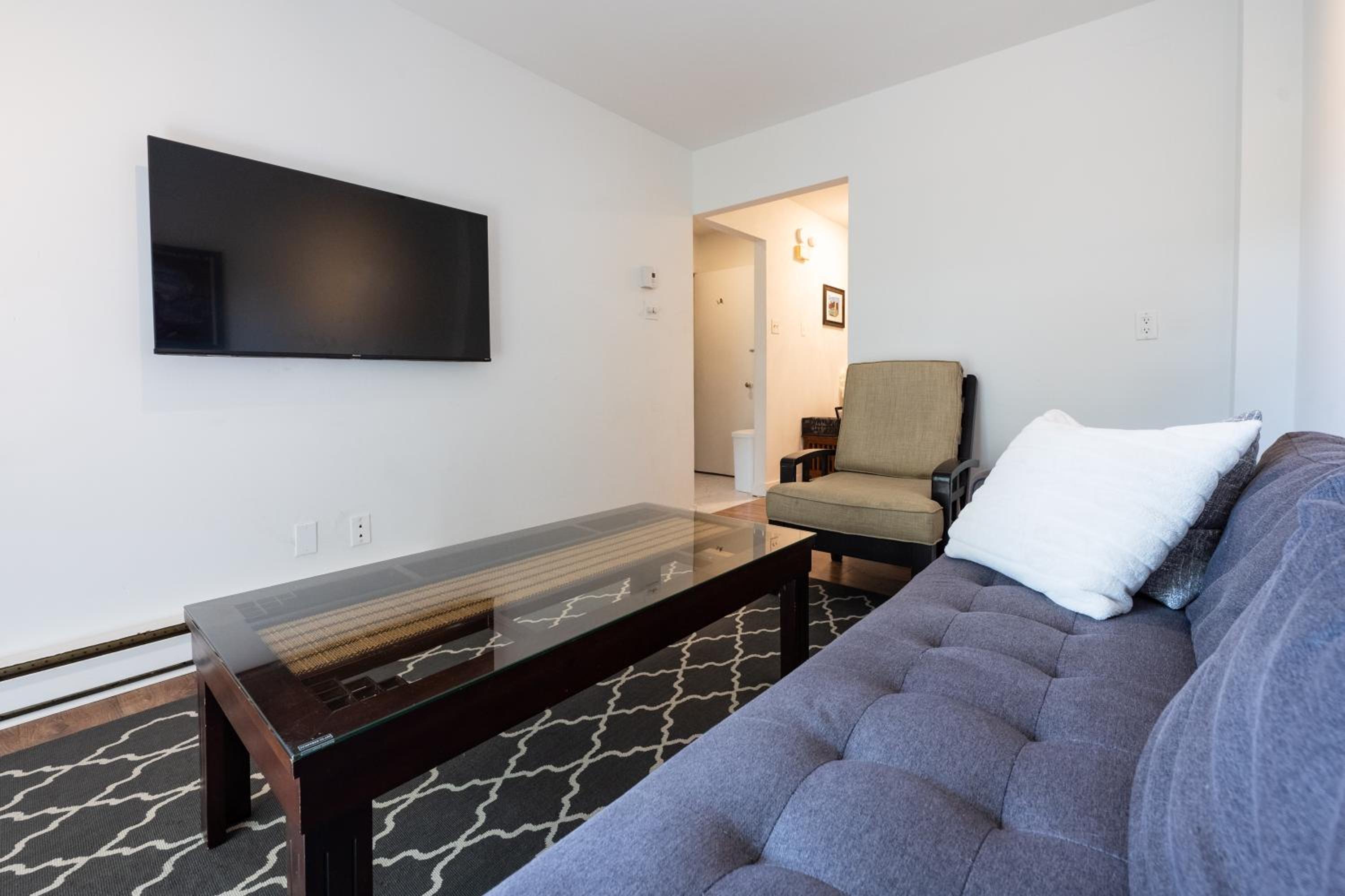 Rue Drolet 2-Bedroom Apartment