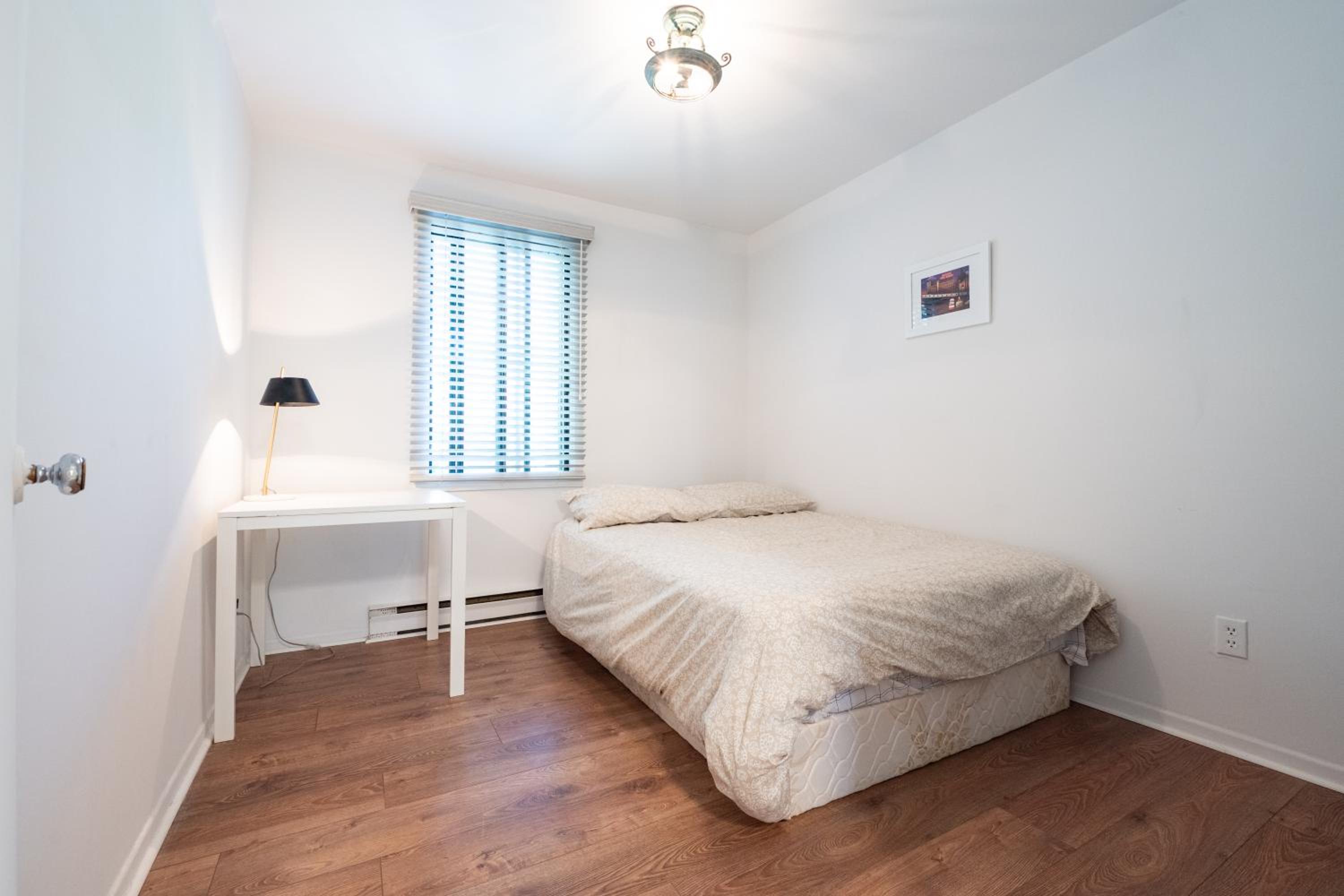 Rue Drolet 2-Bedroom Apartment