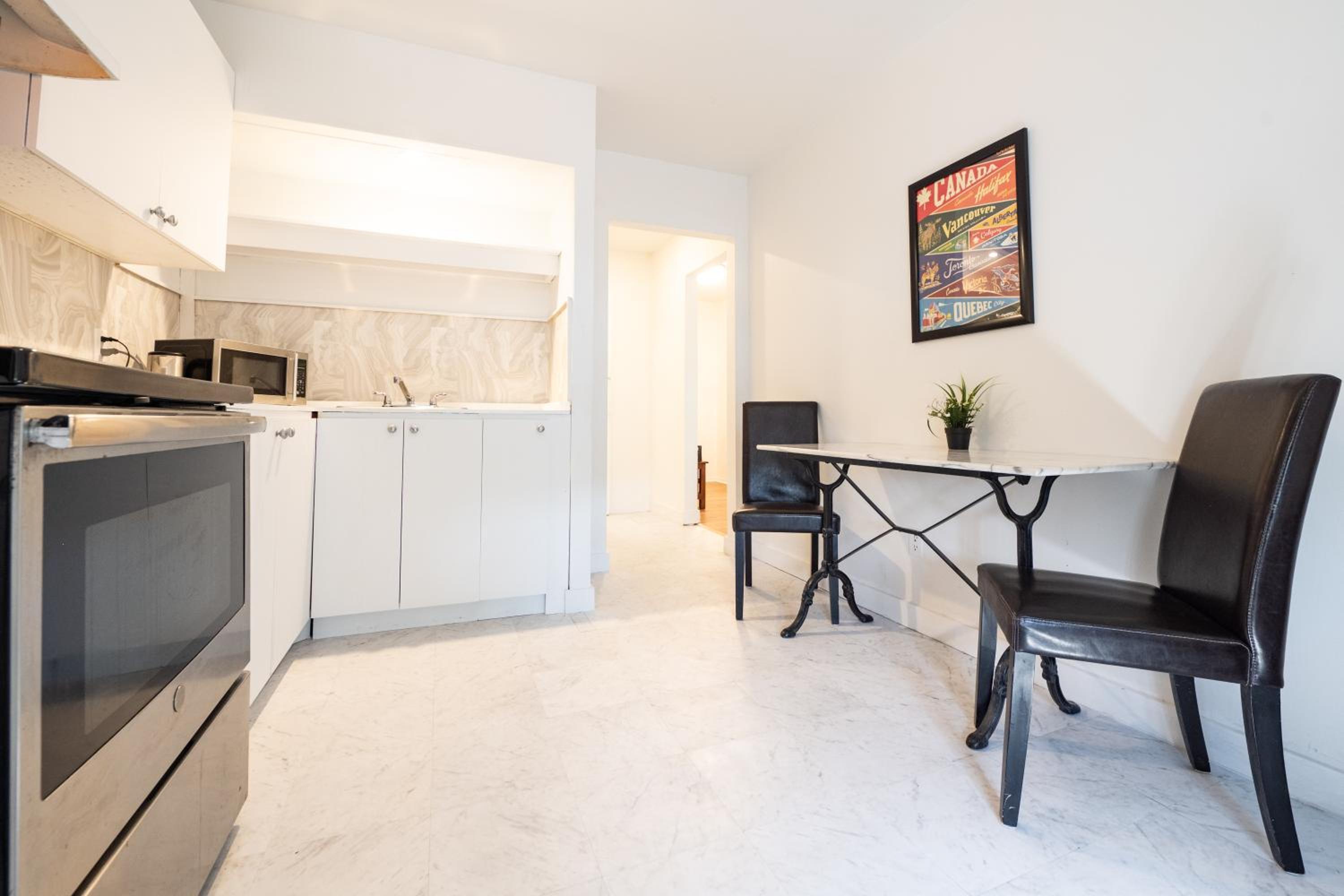 Rue Drolet 2-Bedroom Apartment