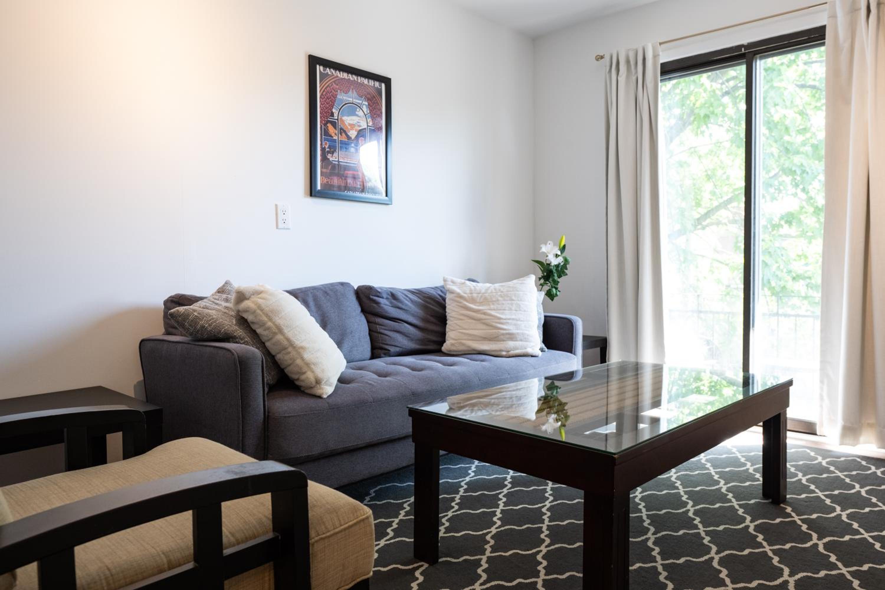 Rue Drolet 2-Bedroom Apartment