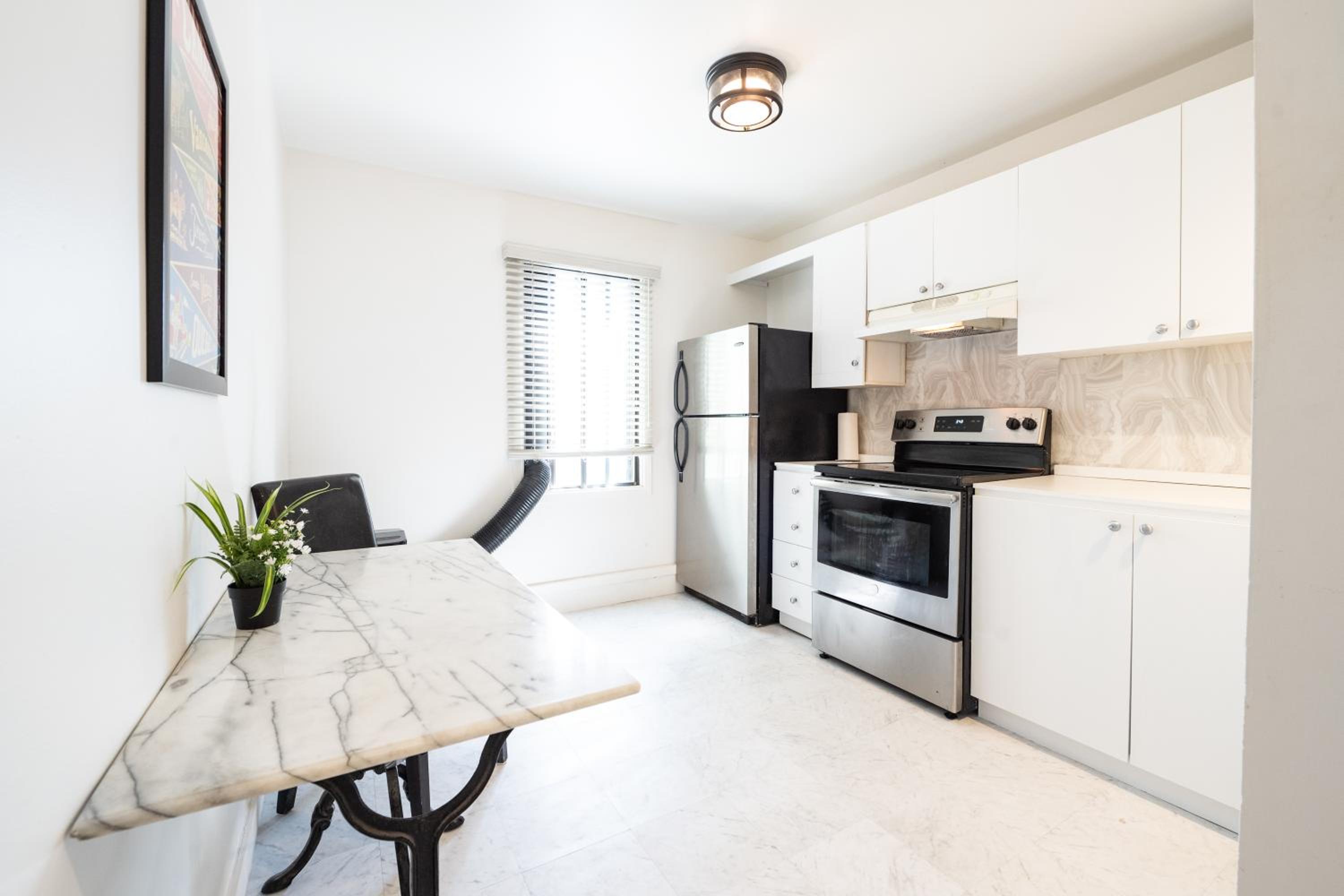 Rue Drolet 2-Bedroom Apartment