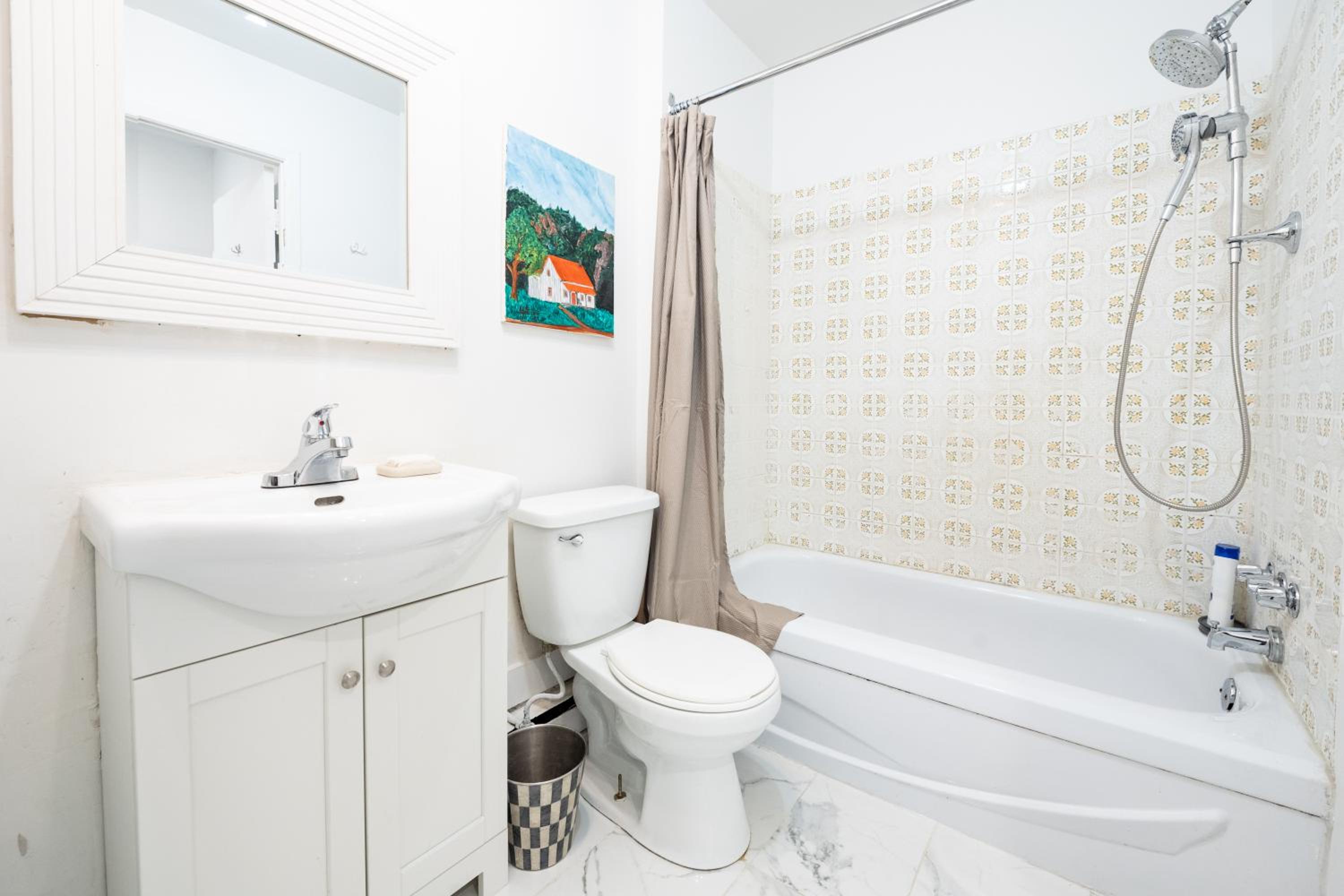 Rue Drolet 2-Bedroom Apartment