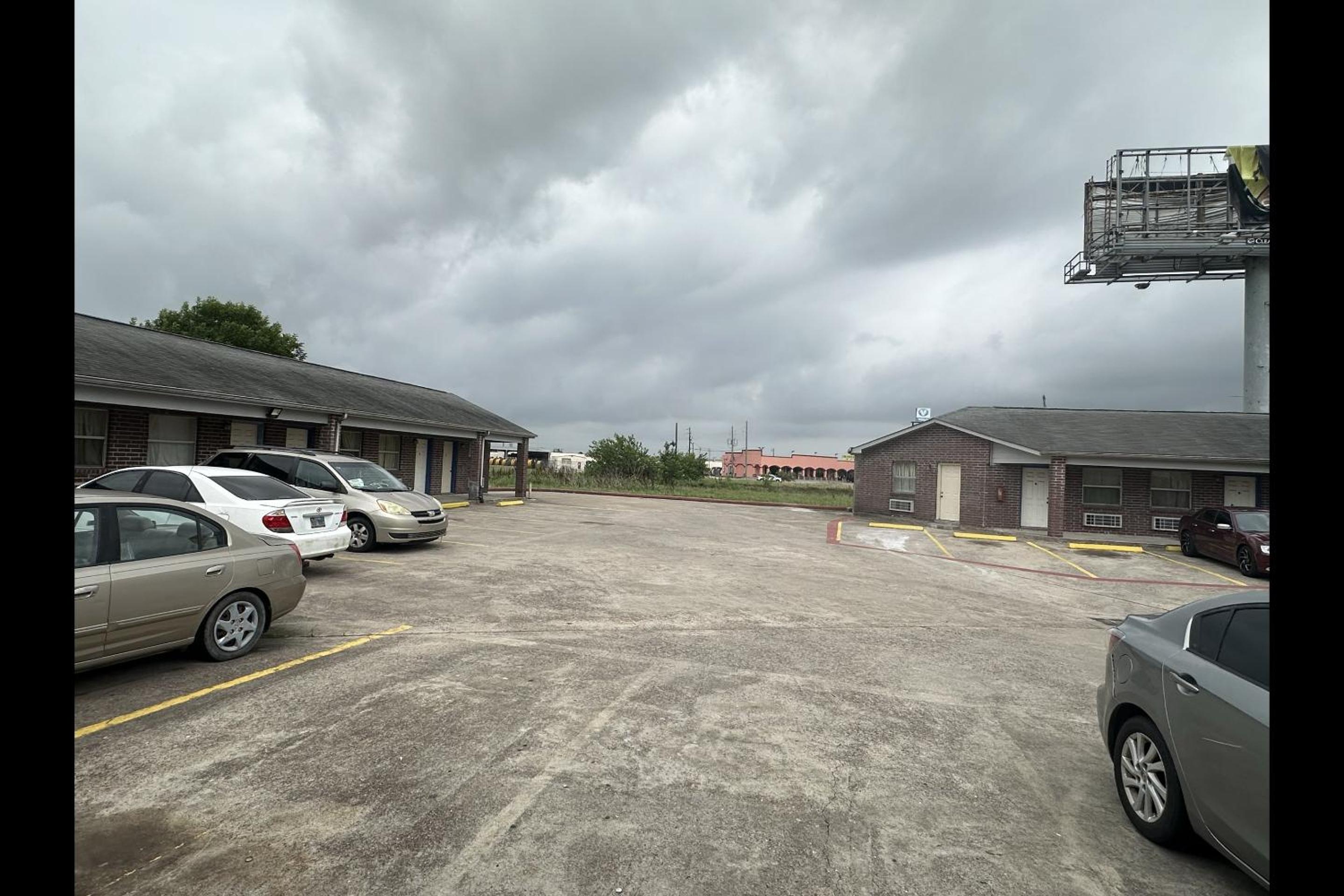 Travel Inn By OYO La Marque Texas City I-45 view 3