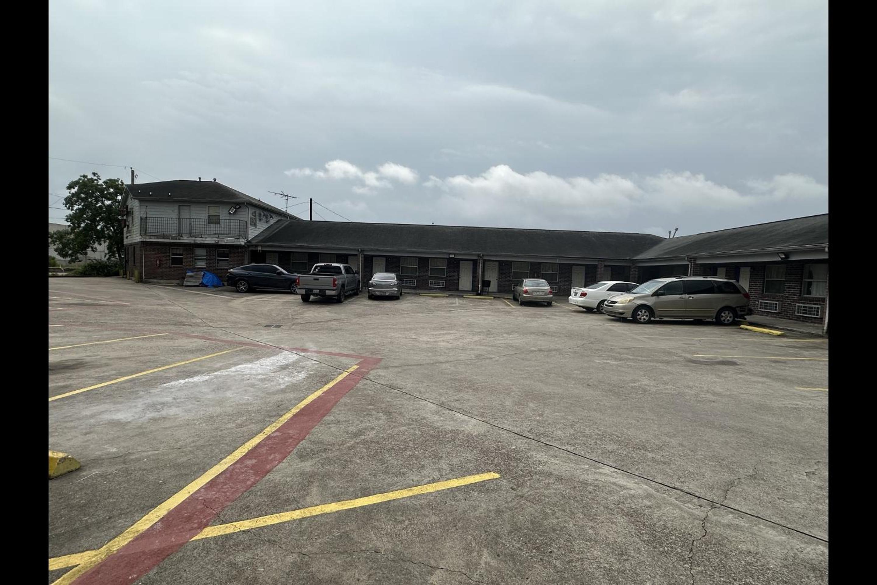 Travel Inn By OYO La Marque Texas City I-45 view 4