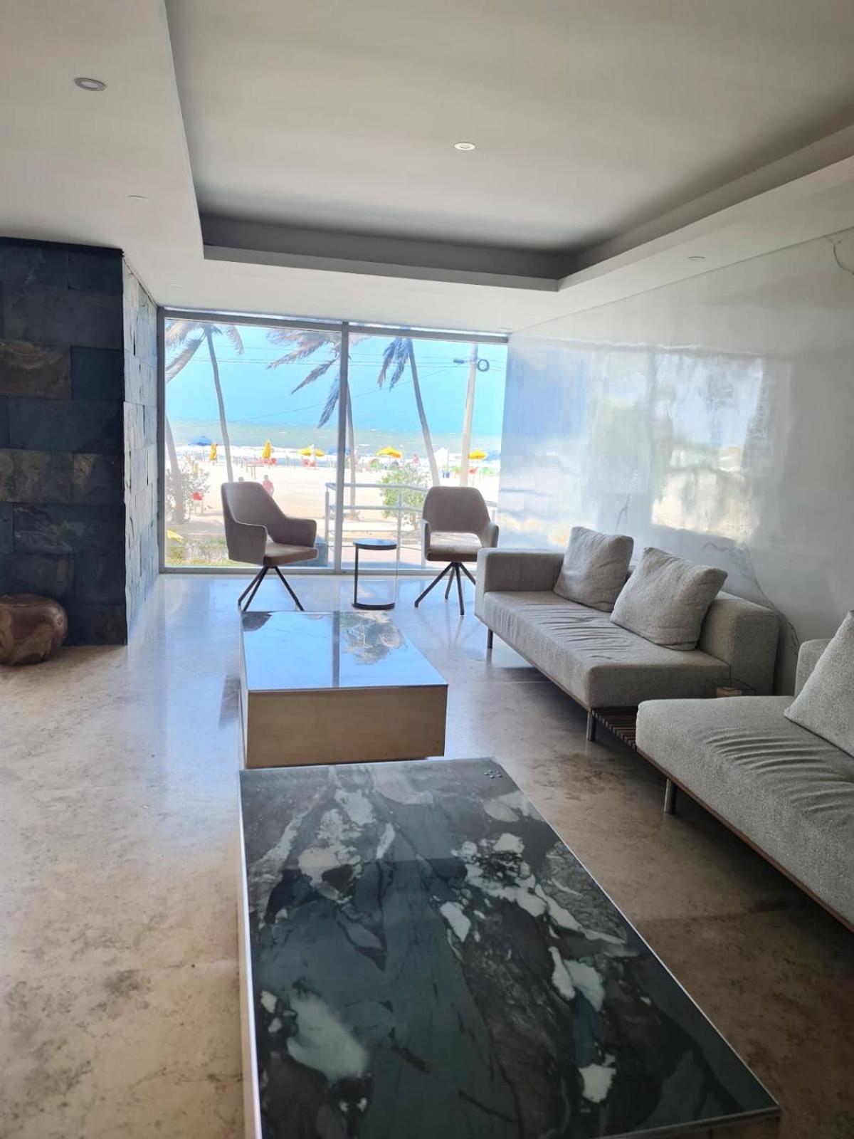 Beachfront Luxurious Apartment, Palmetto Beach