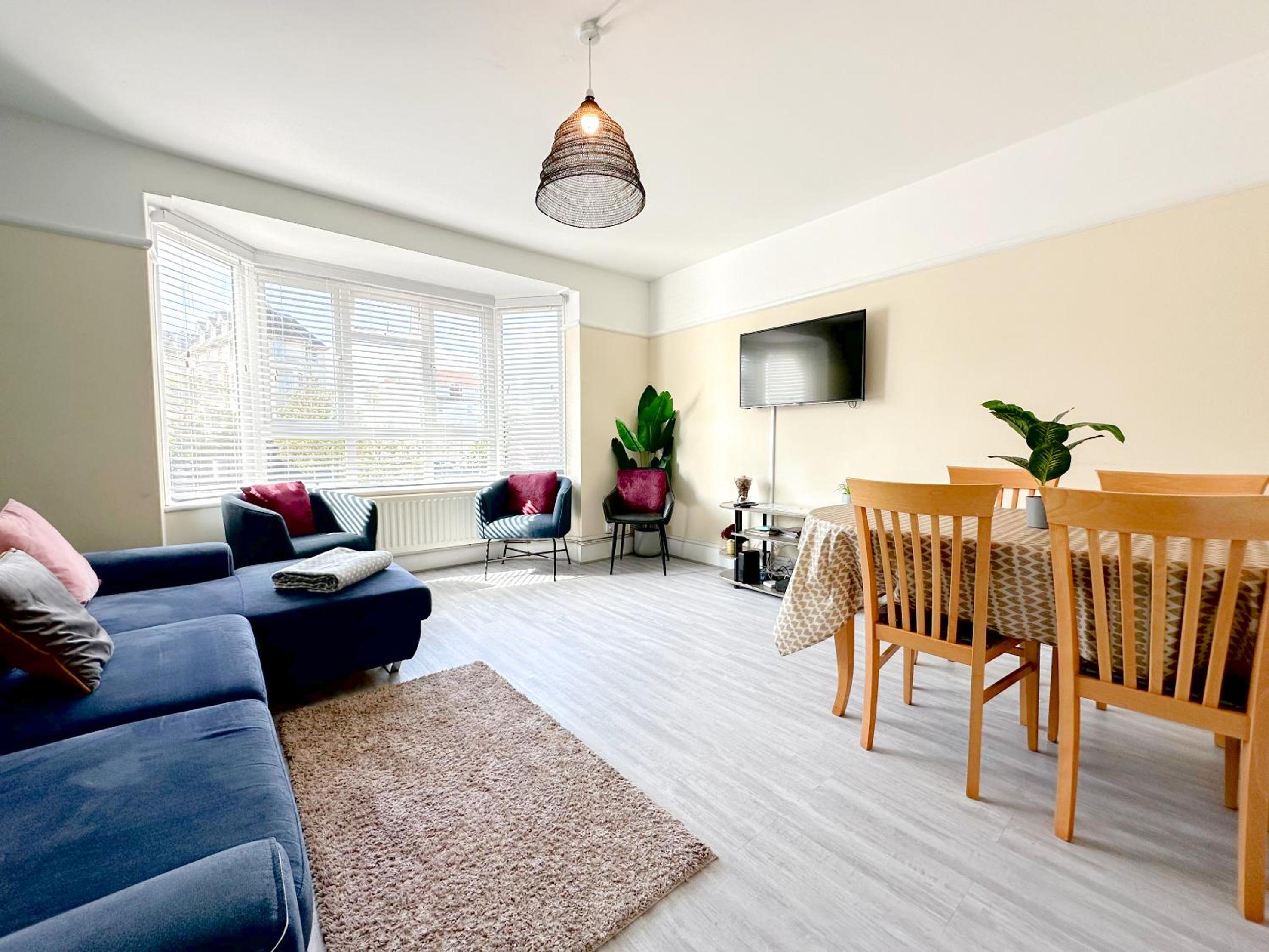 Bournemouth 3 Bedroom - Parking view 5