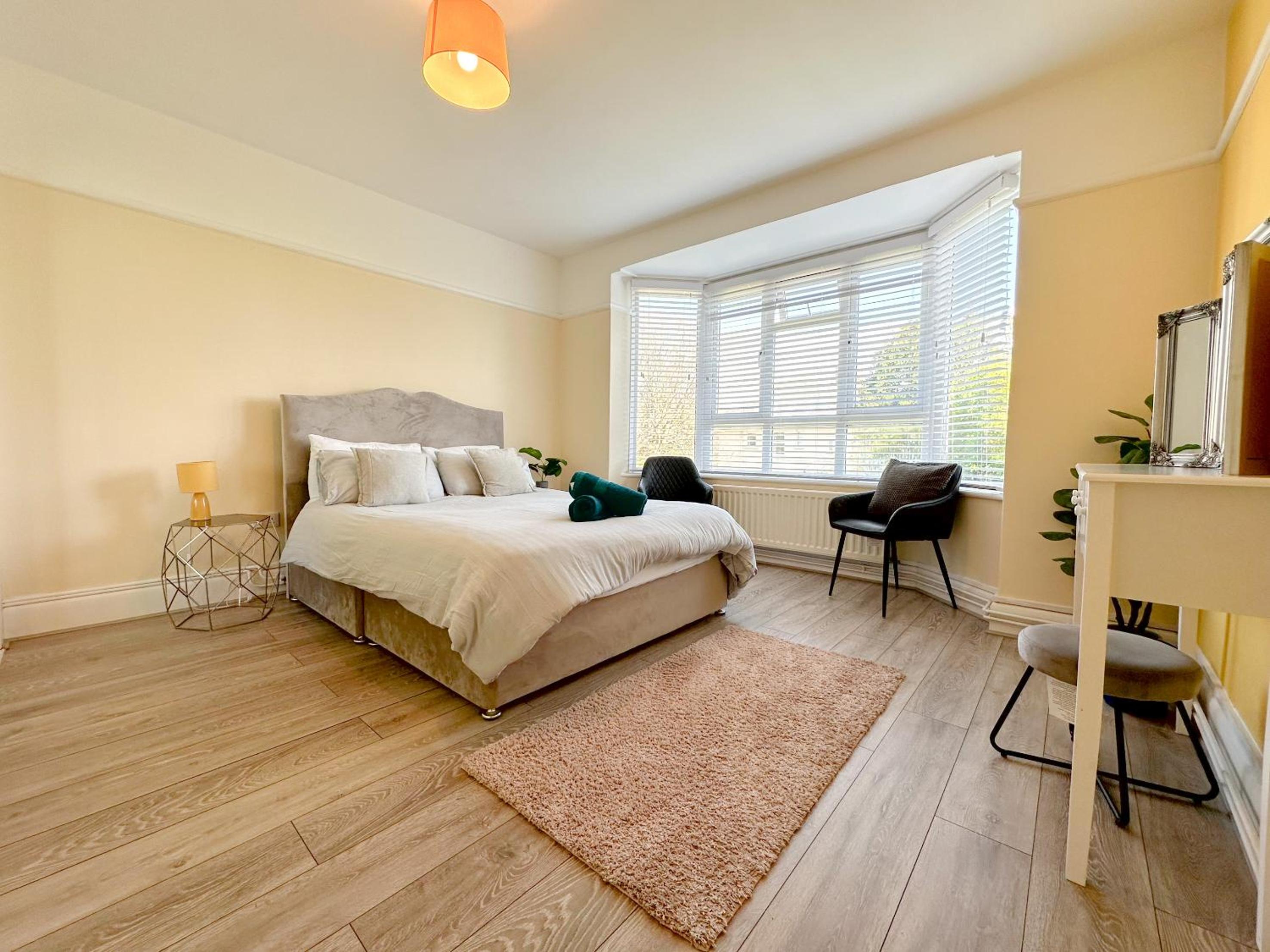 Bournemouth 3 Bedroom - Parking view 3