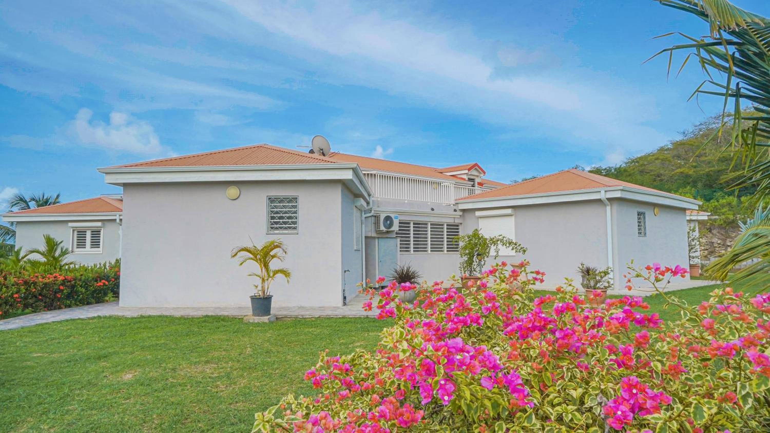 VILLA de standing POM KANEL, vue mer, piscine