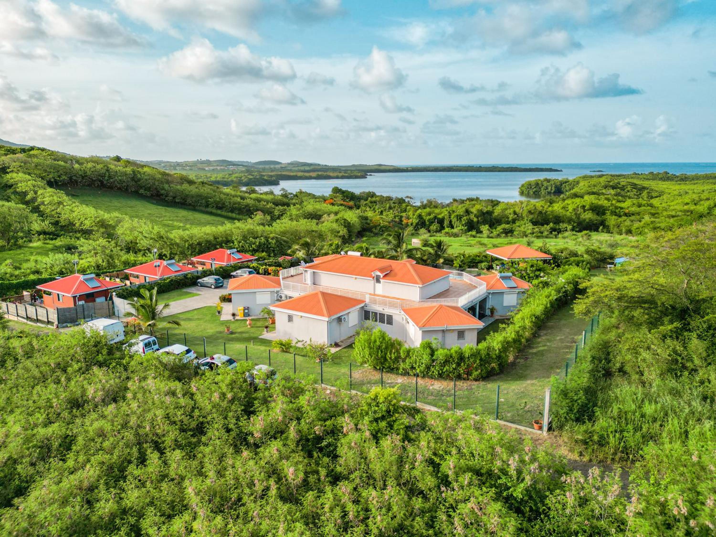 VILLA de standing POM KANEL, vue mer, piscine