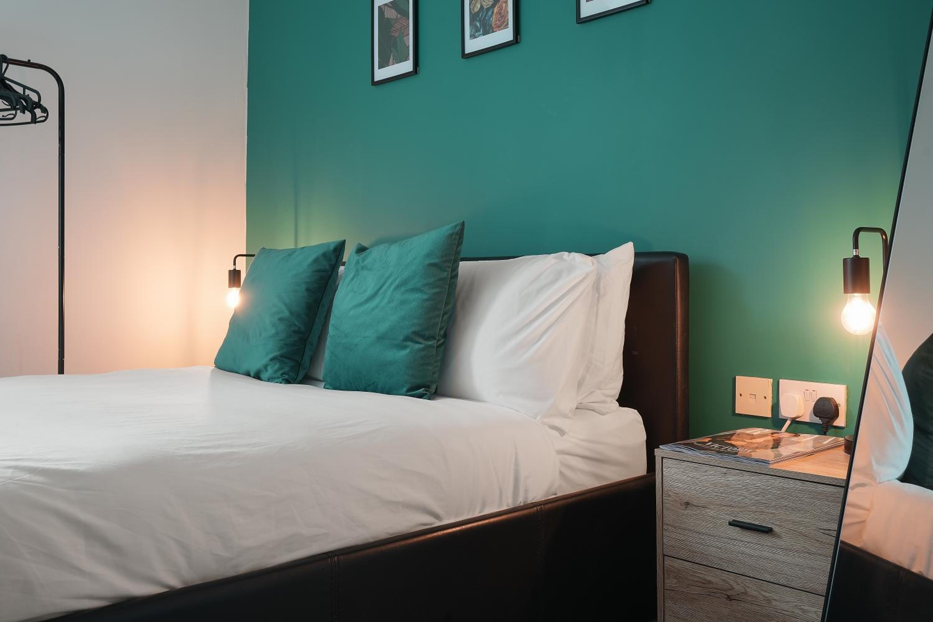 Modern 3 Beds Free Parking Close to City Centre view 2