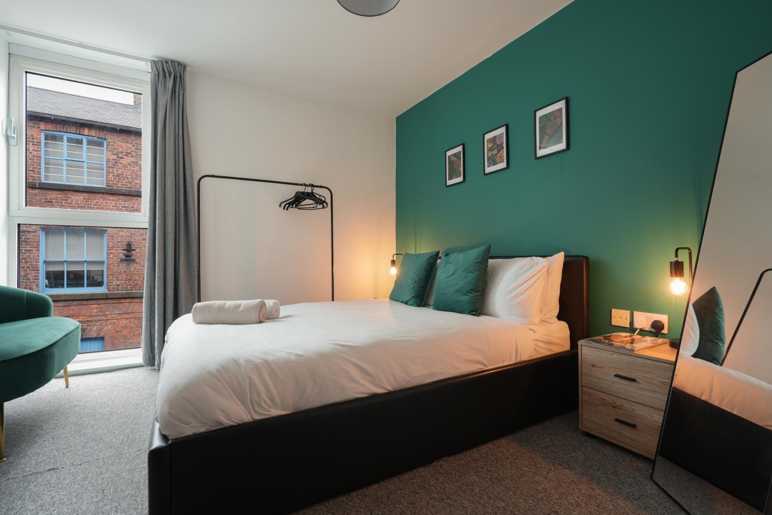 Modern 3 Beds Free Parking Close to City Centre view 3