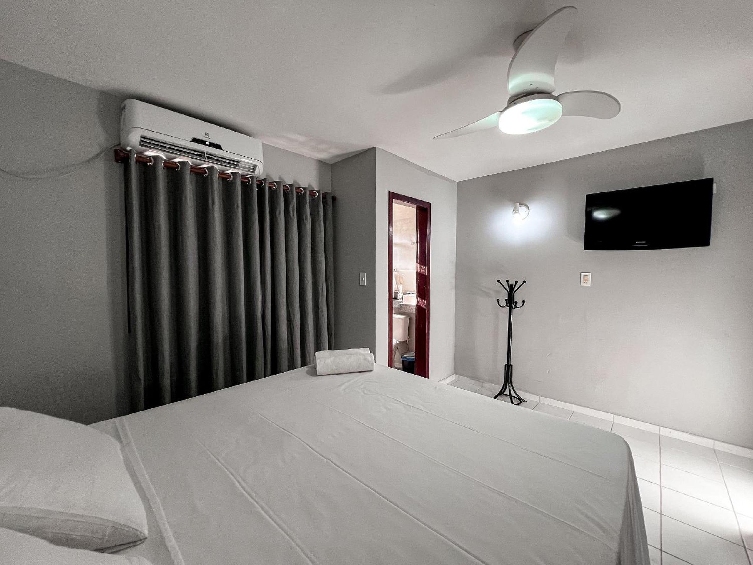 Casas no Residencial Mont Sinai com 2 ou 3 suítes (todas com ar), internet privativa 300MBPS a aproximadamento 250m da Praia de Taperapuã, condomínio com p