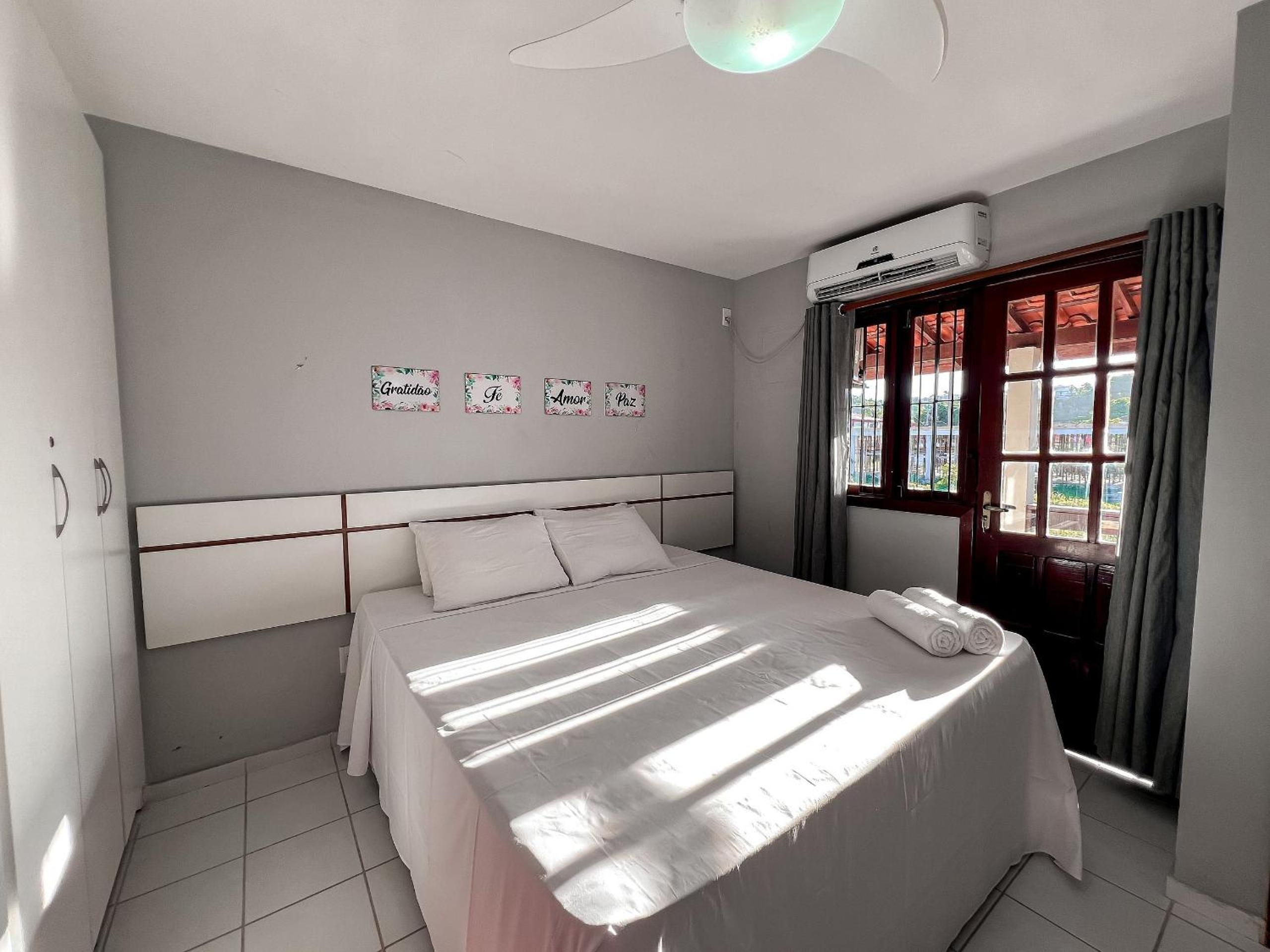 Casas no Residencial Mont Sinai com 2 ou 3 suítes (todas com ar), internet privativa 300MBPS a aproximadamento 250m da Praia de Taperapuã, condomínio com p