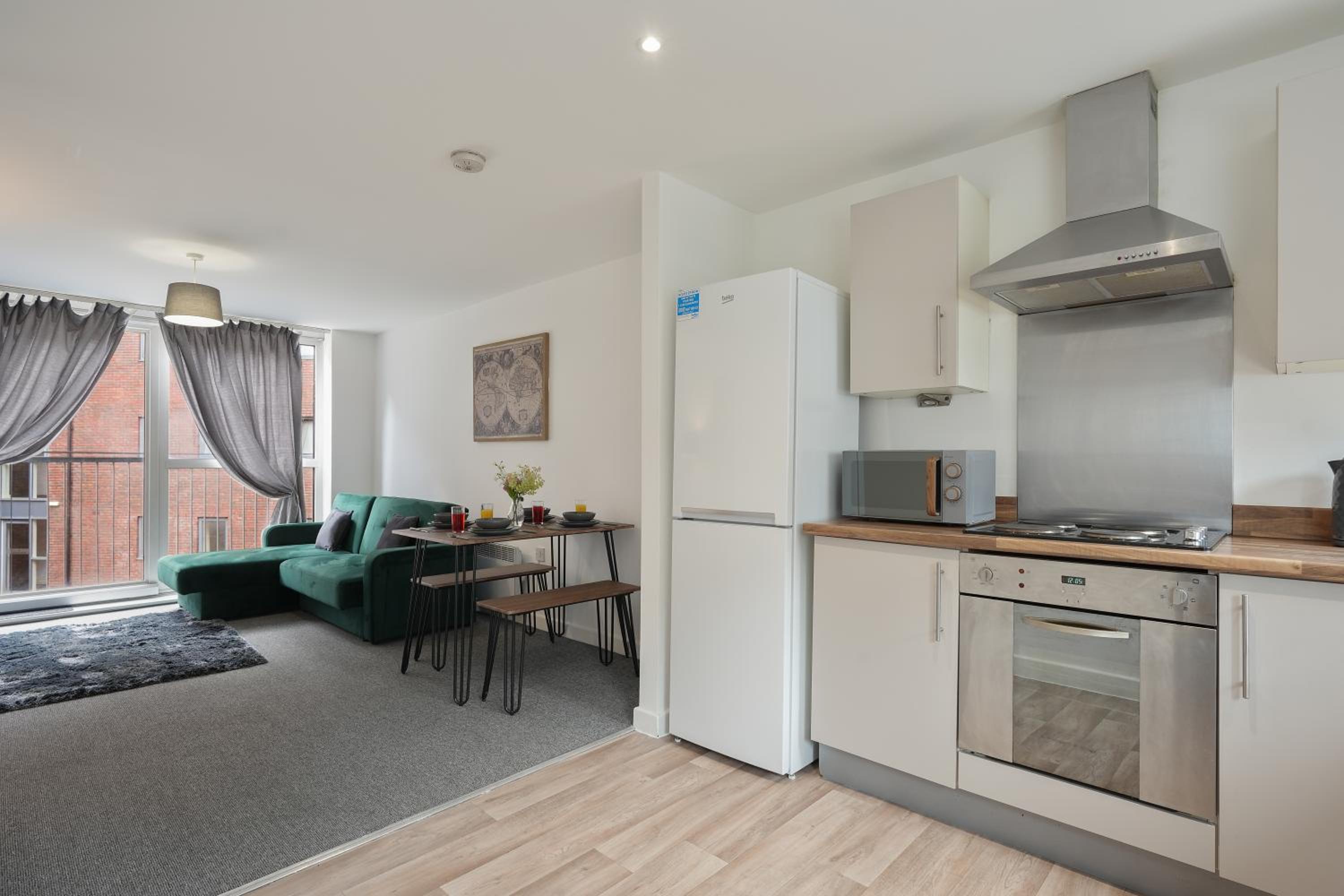 Modern 3 Beds Free Parking Close to City Centre view 4