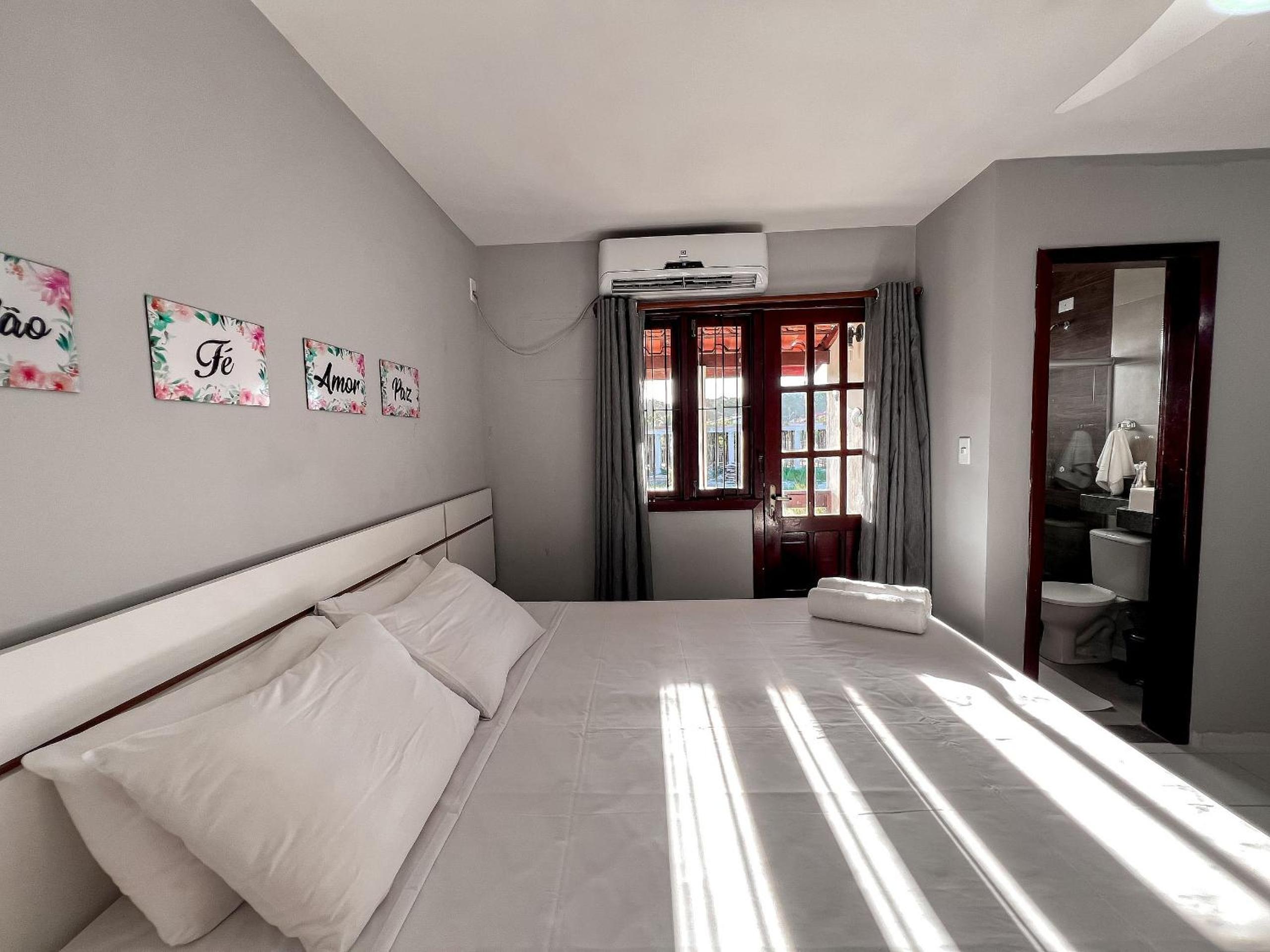 Casas no Residencial Mont Sinai com 2 ou 3 suítes (todas com ar), internet privativa 300MBPS a aproximadamento 250m da Praia de Taperapuã, condomínio com p