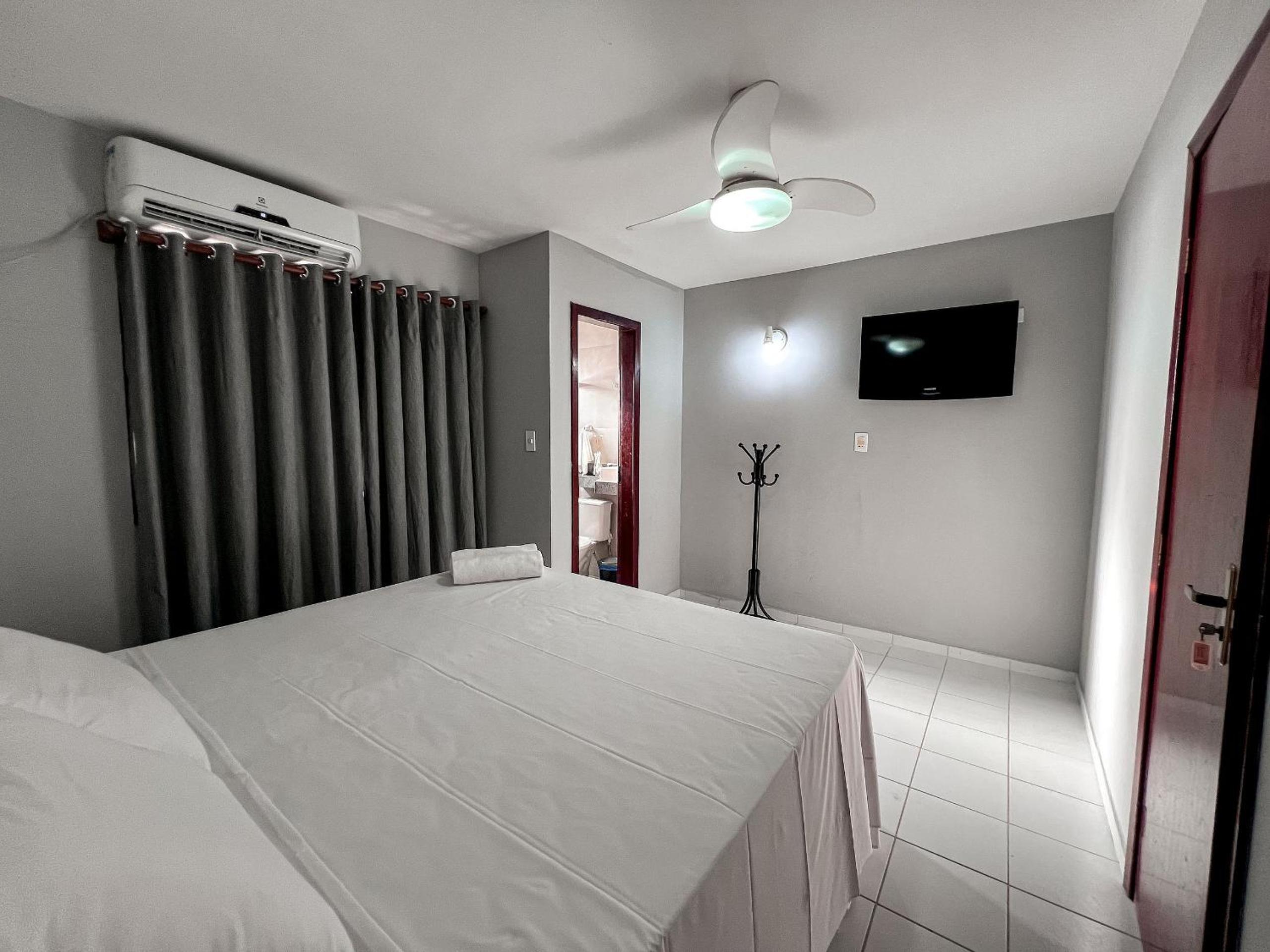 Casas no Residencial Mont Sinai com 2 ou 3 suítes (todas com ar), internet privativa 300MBPS a aproximadamento 250m da Praia de Taperapuã, condomínio com p