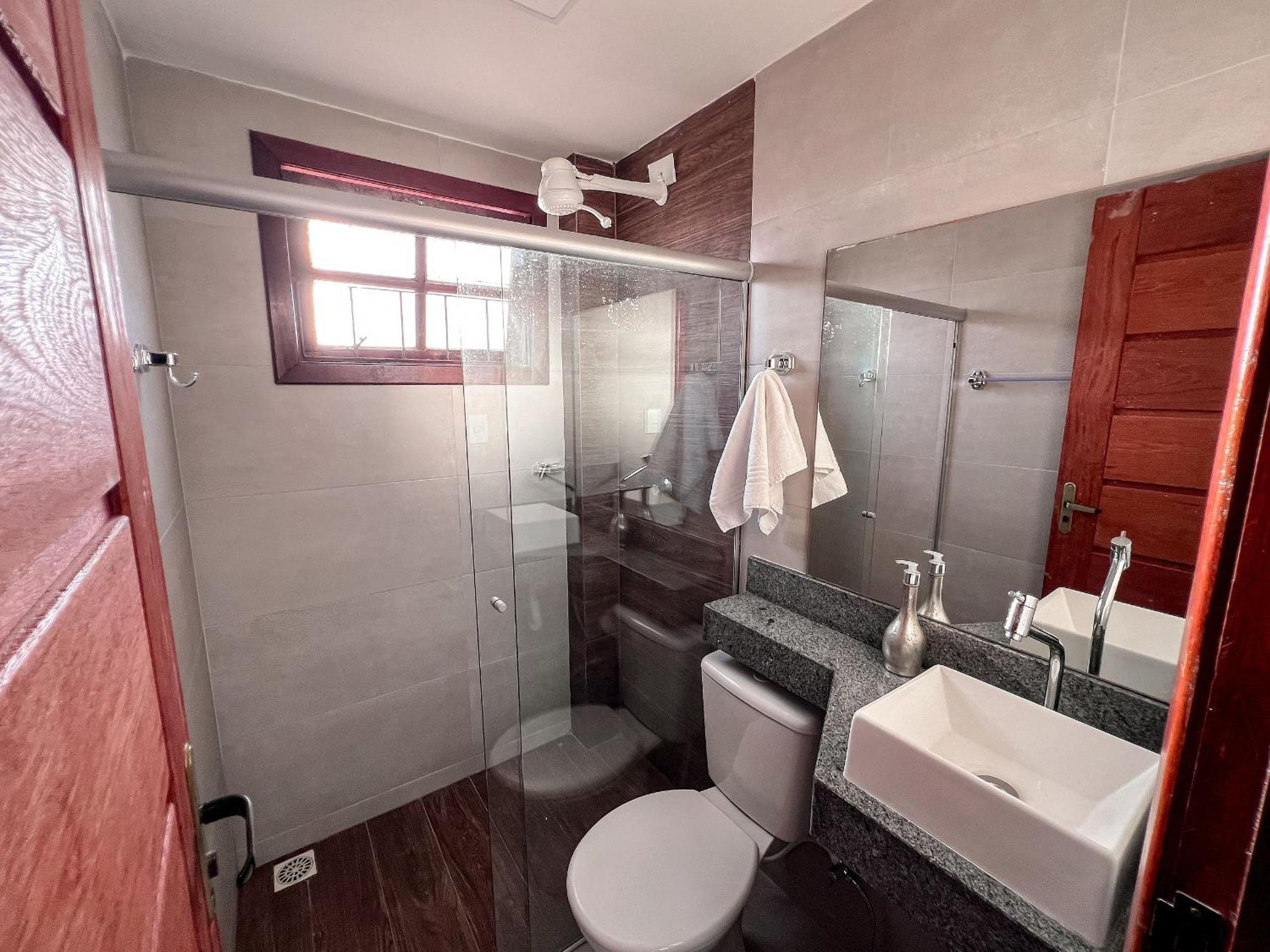 Casas no Residencial Mont Sinai com 2 ou 3 suítes (todas com ar), internet privativa 300MBPS a aproximadamento 250m da Praia de Taperapuã, condomínio com p