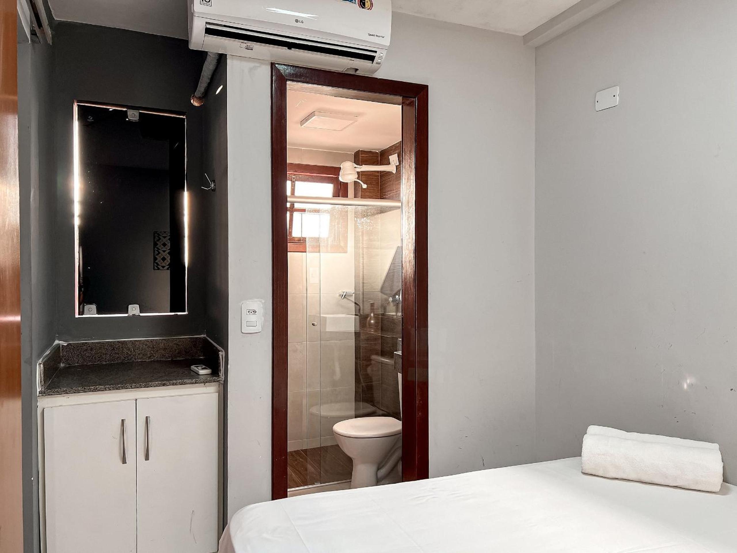 Casas no Residencial Mont Sinai com 2 ou 3 suítes (todas com ar), internet privativa 300MBPS a aproximadamento 250m da Praia de Taperapuã, condomínio com p