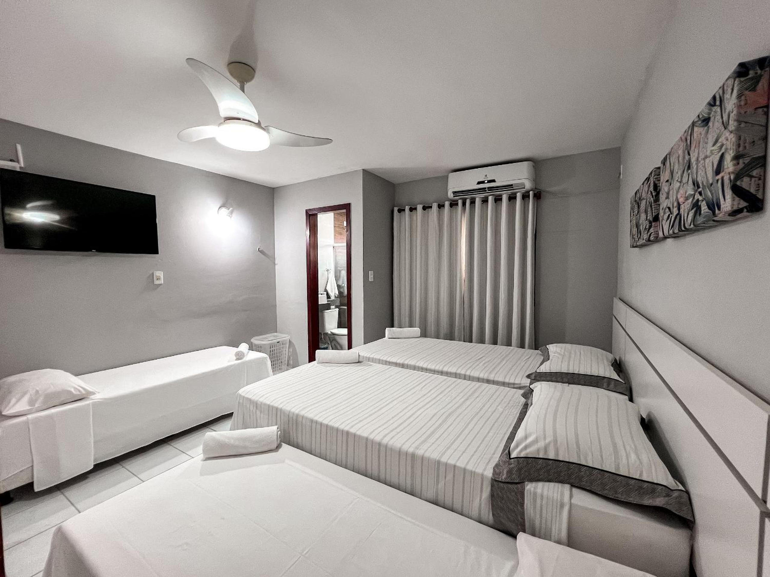 Casas no Residencial Mont Sinai com 2 ou 3 suítes (todas com ar), internet privativa 300MBPS a aproximadamento 250m da Praia de Taperapuã, condomínio com p