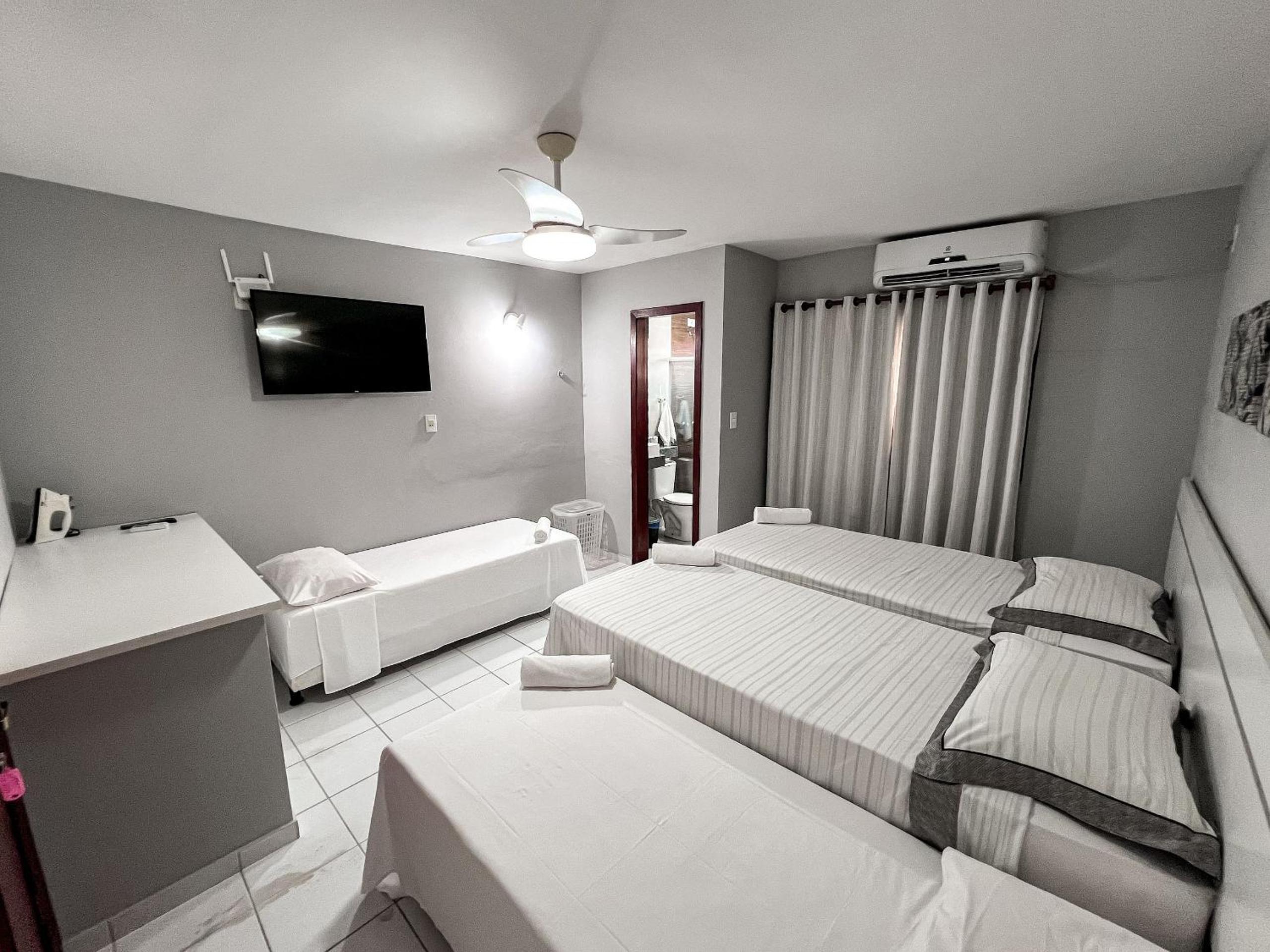 Casas no Residencial Mont Sinai com 2 ou 3 suítes (todas com ar), internet privativa 300MBPS a aproximadamento 250m da Praia de Taperapuã, condomínio com p