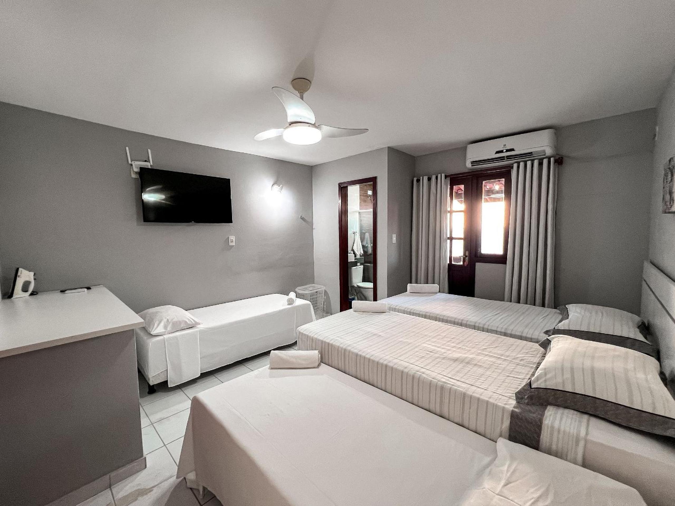 Casas no Residencial Mont Sinai com 2 ou 3 suítes (todas com ar), internet privativa 300MBPS a aproximadamento 250m da Praia de Taperapuã, condomínio com p