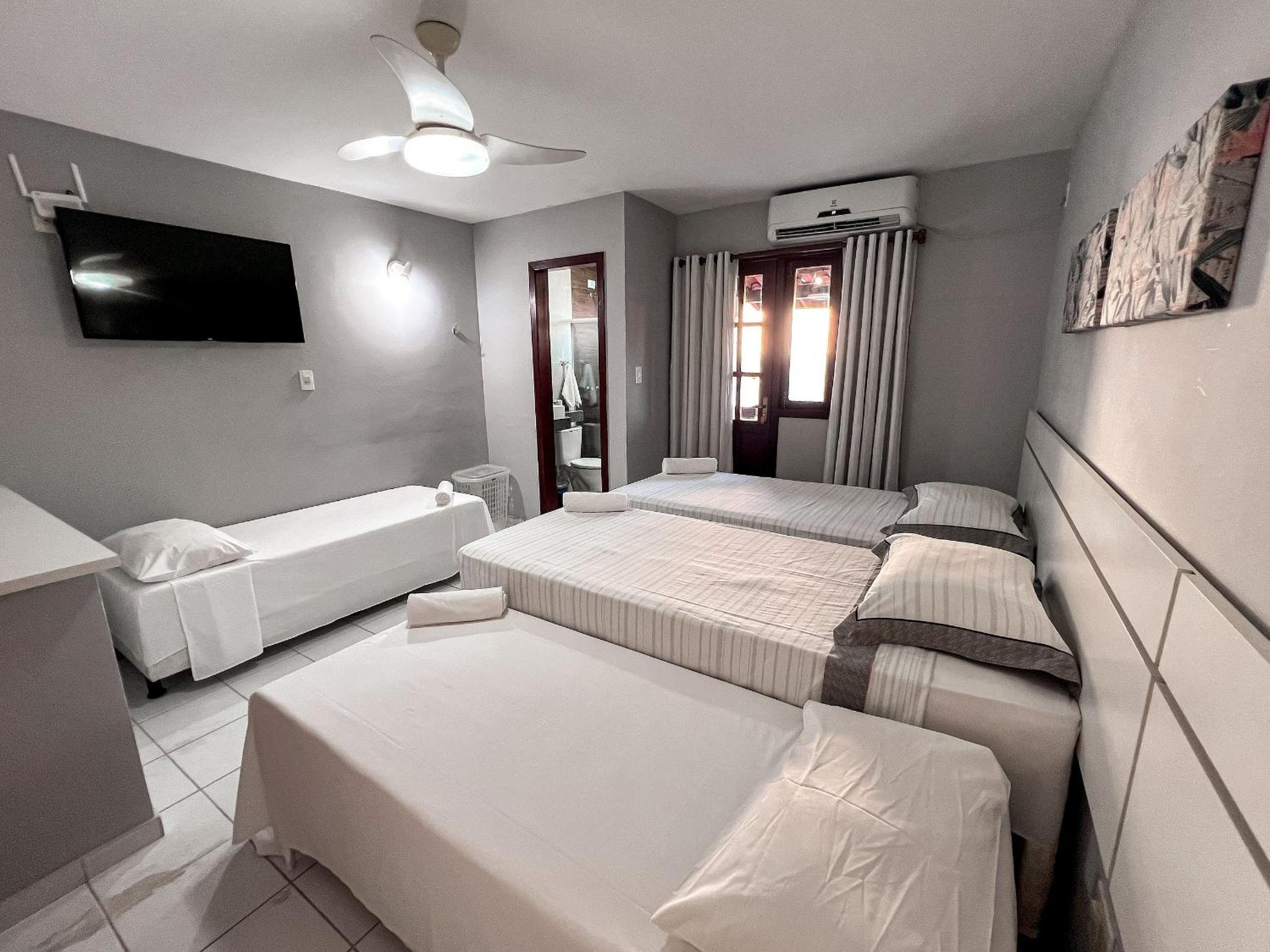 Casas no Residencial Mont Sinai com 2 ou 3 suítes (todas com ar), internet privativa 300MBPS a aproximadamento 250m da Praia de Taperapuã, condomínio com p